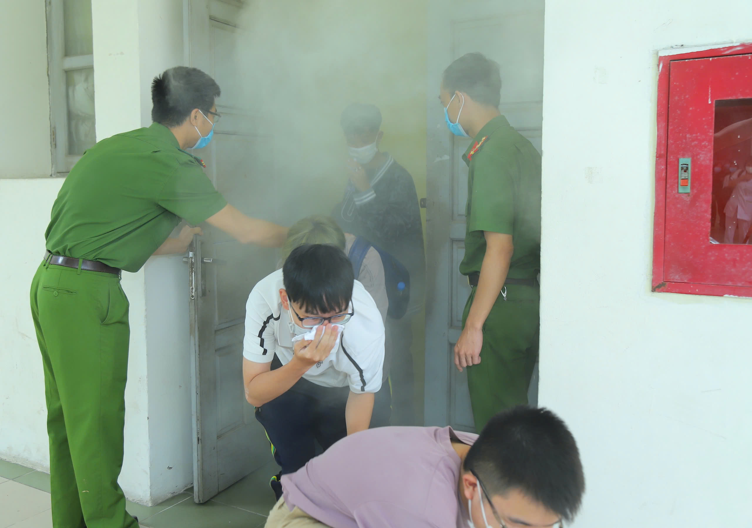 Gần 1.000 sinh viên tham gia trải nghiệm phòng cháy chữa cháy - ảnh 4