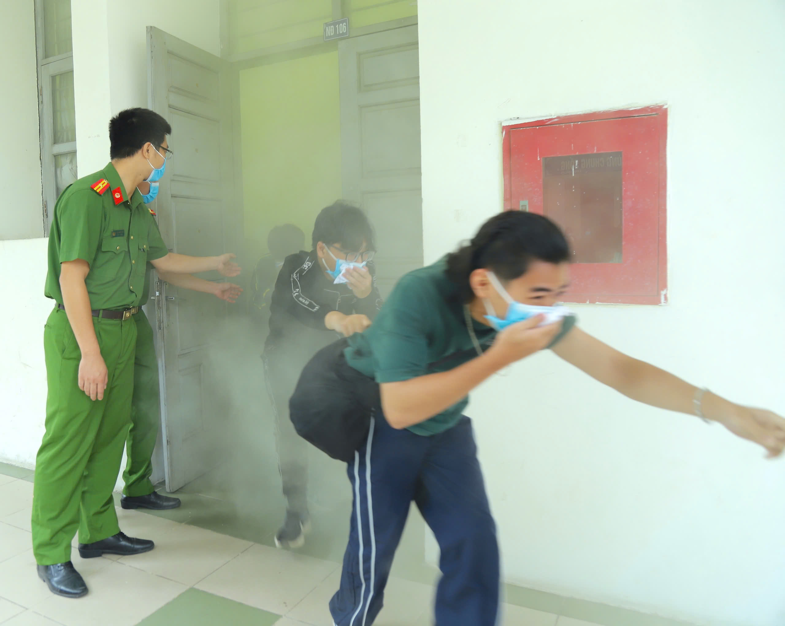 Gần 1.000 sinh viên tham gia trải nghiệm phòng cháy chữa cháy - ảnh 3