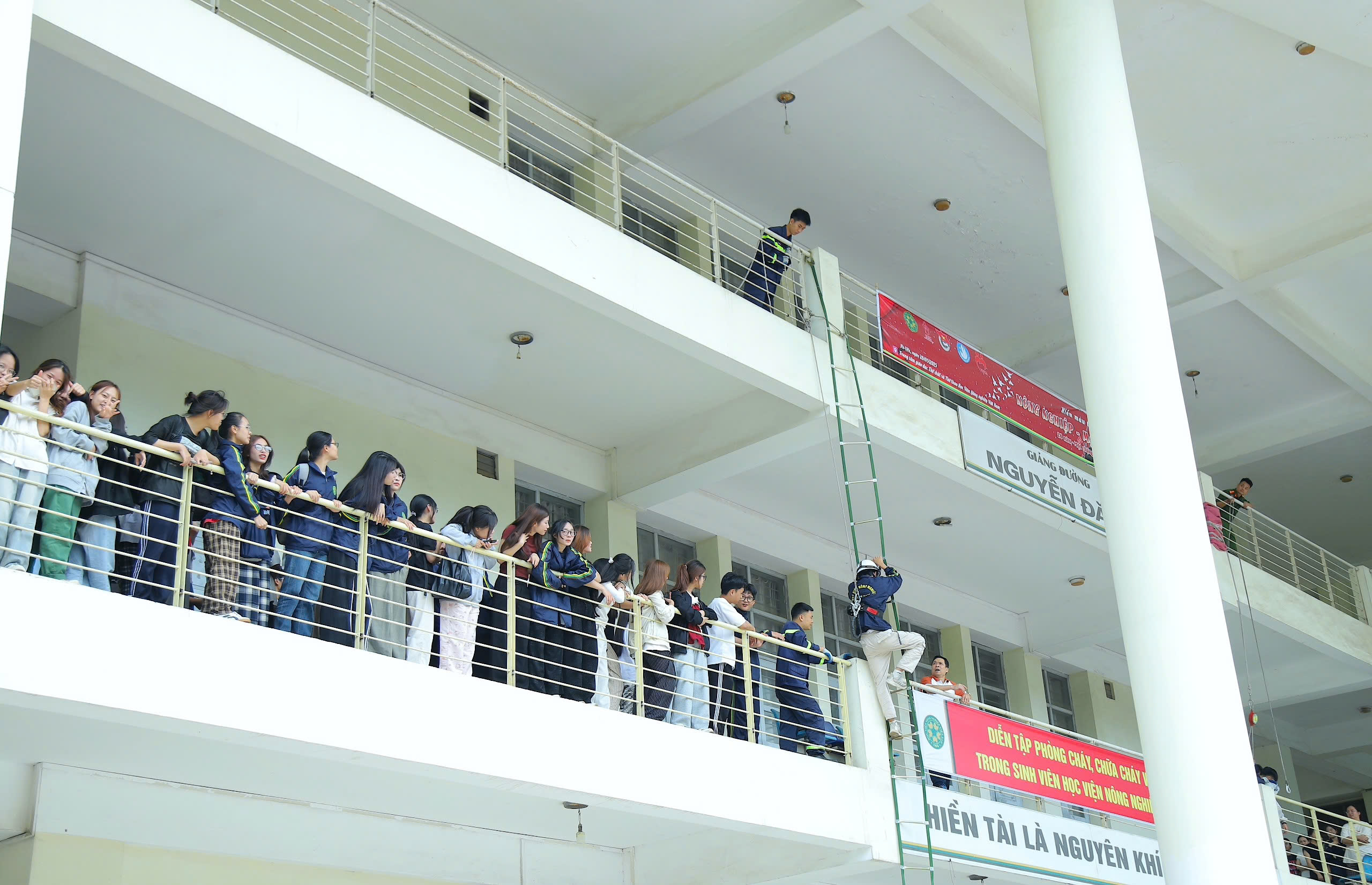 Gần 1.000 sinh viên tham gia trải nghiệm phòng cháy chữa cháy - ảnh 8