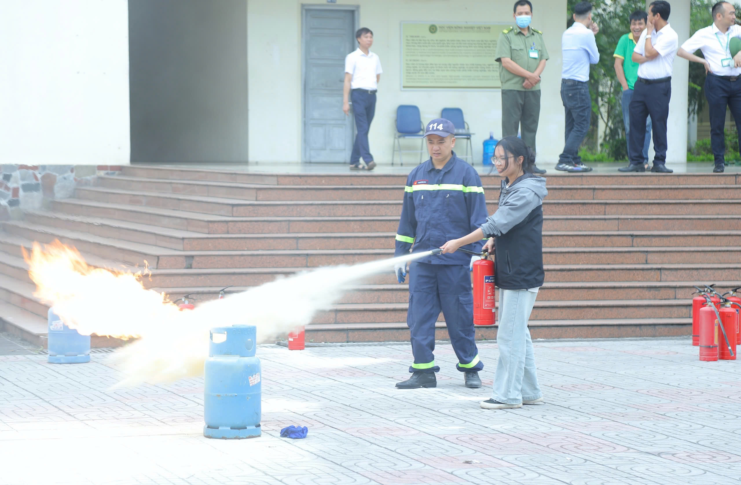 Gần 1.000 sinh viên tham gia trải nghiệm phòng cháy chữa cháy - ảnh 2