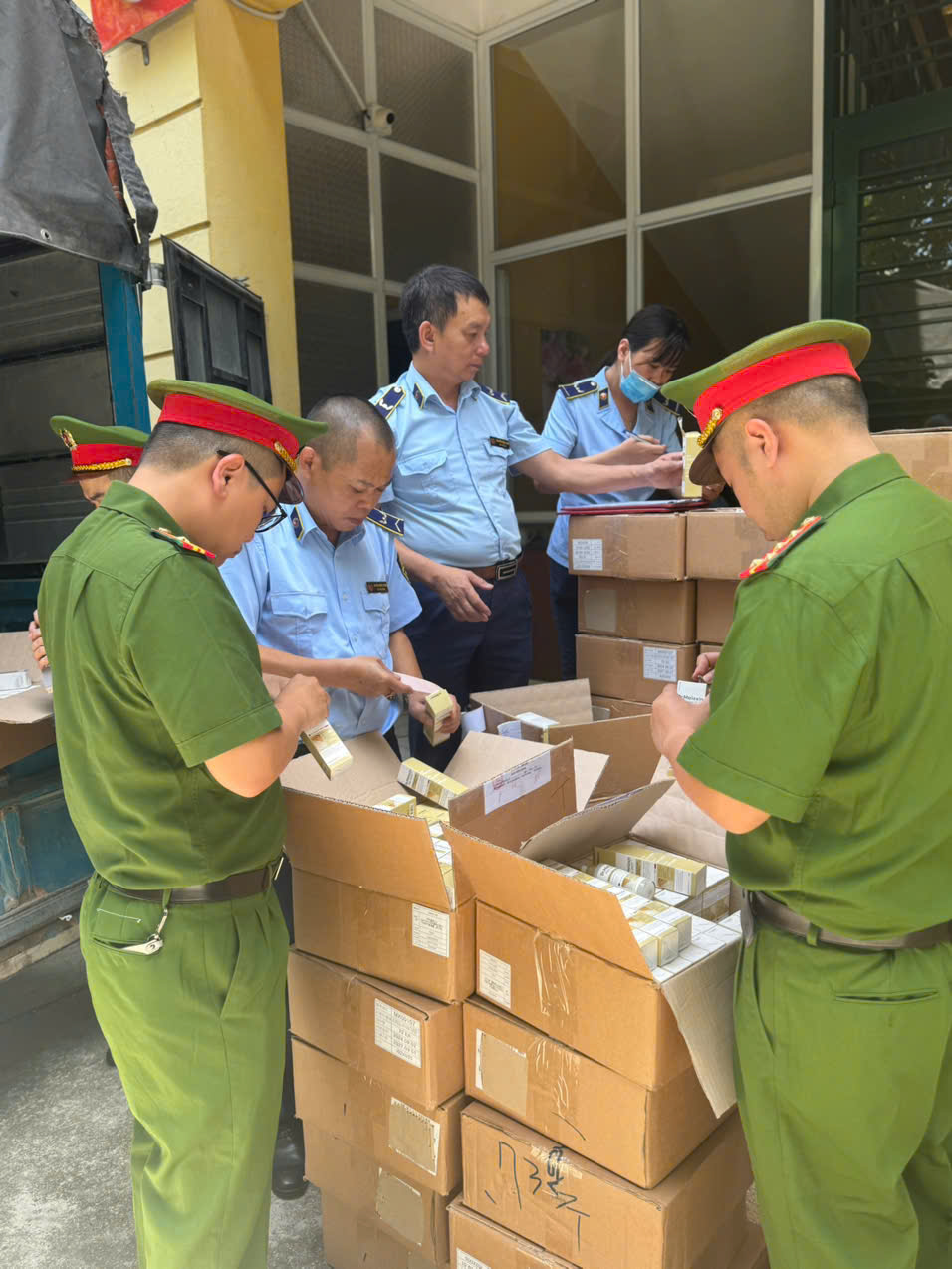 Hà Nội: Thu giữ hơn 5.000 sản phẩm mỹ phẩm Hàn Quốc “trôi nổi” trị giá trên 2 tỷ đồng - ảnh 1
