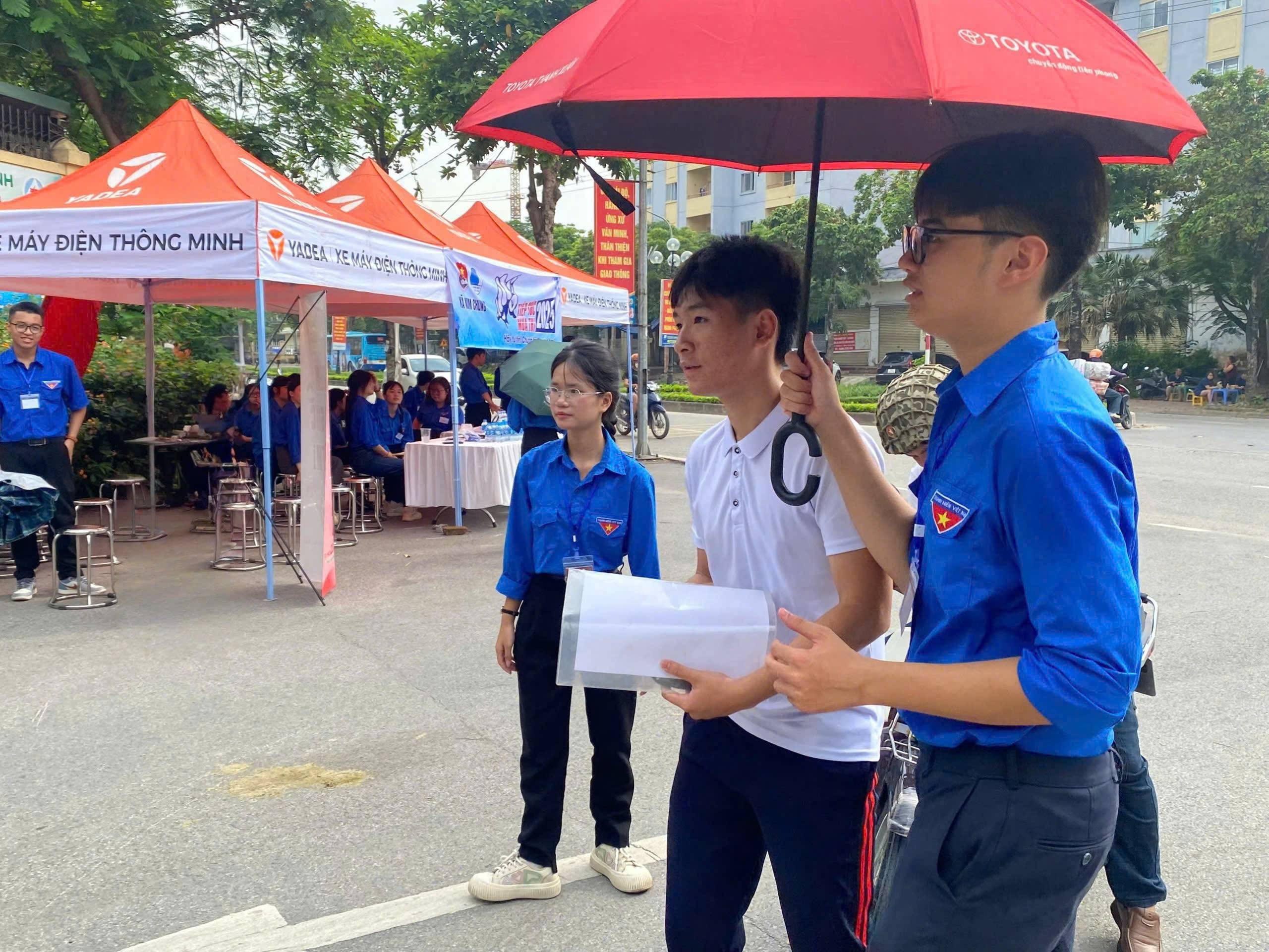 Nét đẹp áo xanh tình nguyện “tiếp sức mùa thi” - ảnh 12