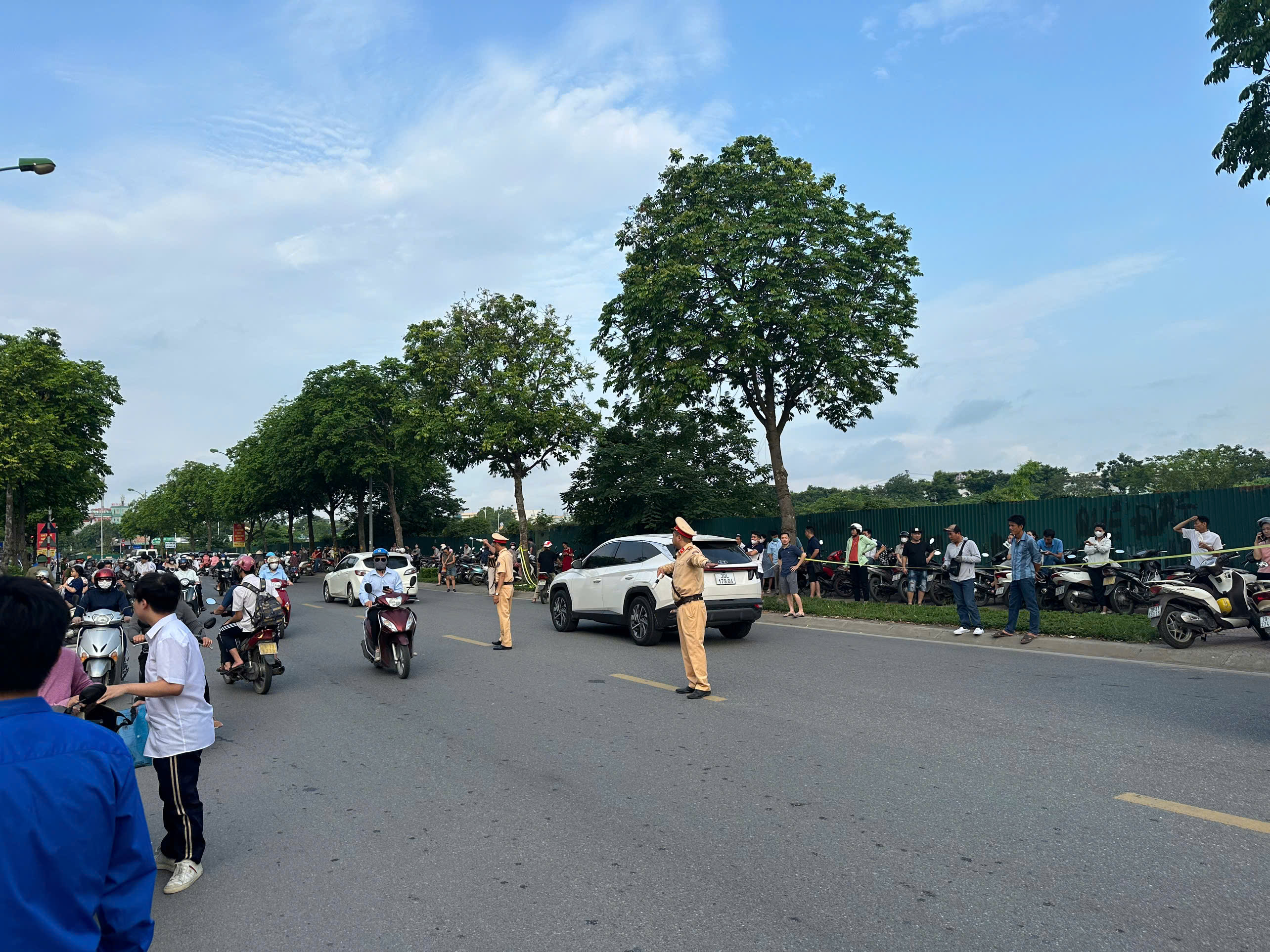 Đảo đảm giao thông, hỗ trợ thí sinh trong ngày đầu tiên kỳ thi vào lớp 10 - ảnh 5