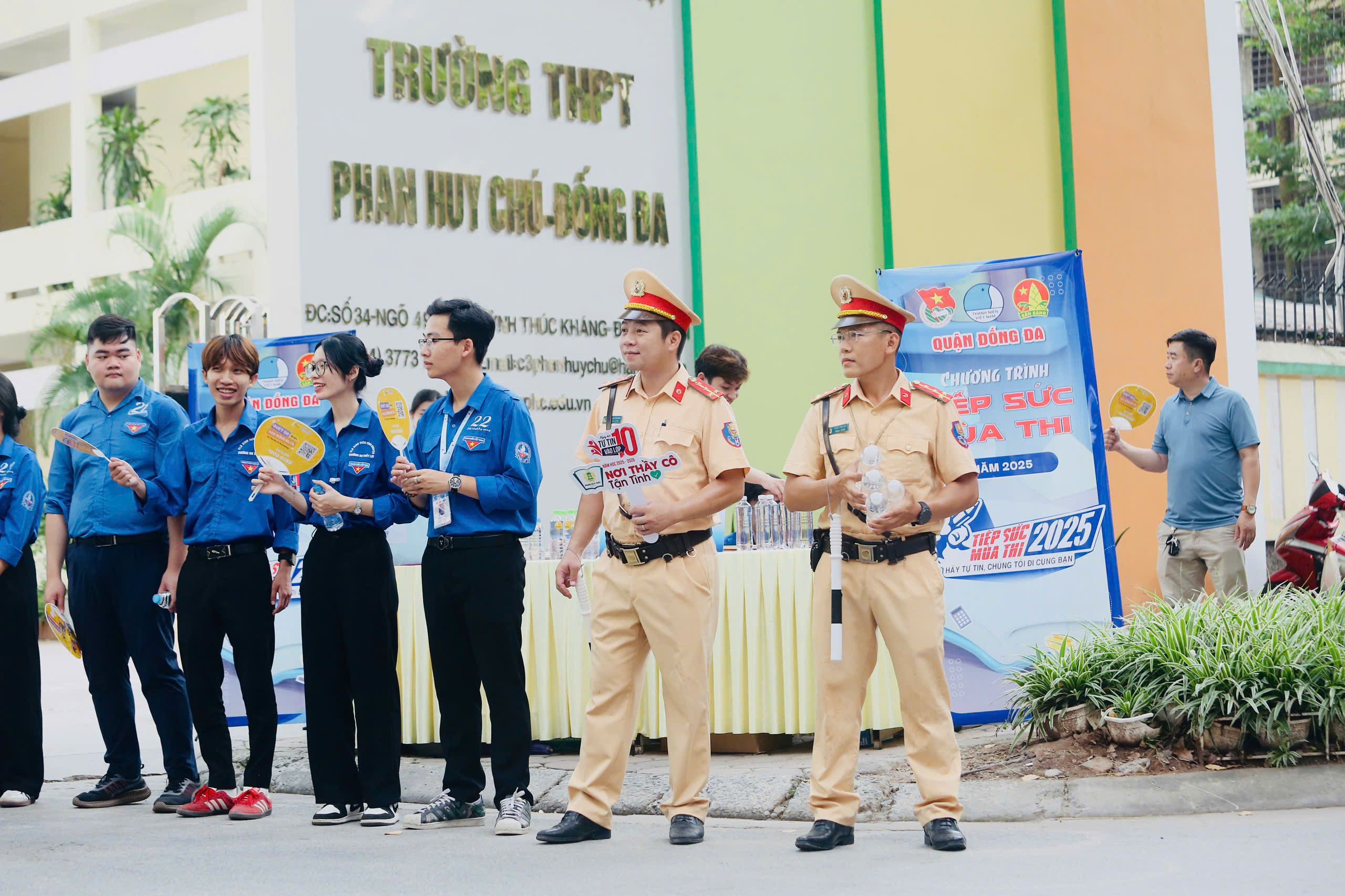 Đảo đảm giao thông, hỗ trợ thí sinh trong ngày đầu tiên kỳ thi vào lớp 10 - ảnh 13