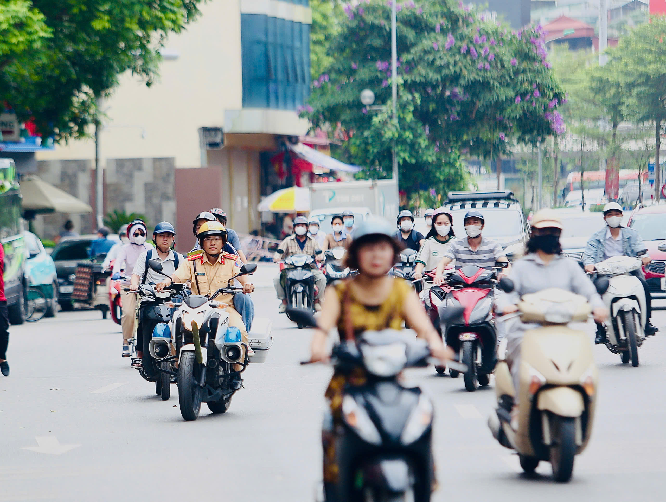 Đảo đảm giao thông, hỗ trợ thí sinh trong ngày đầu tiên kỳ thi vào lớp 10 - ảnh 3
