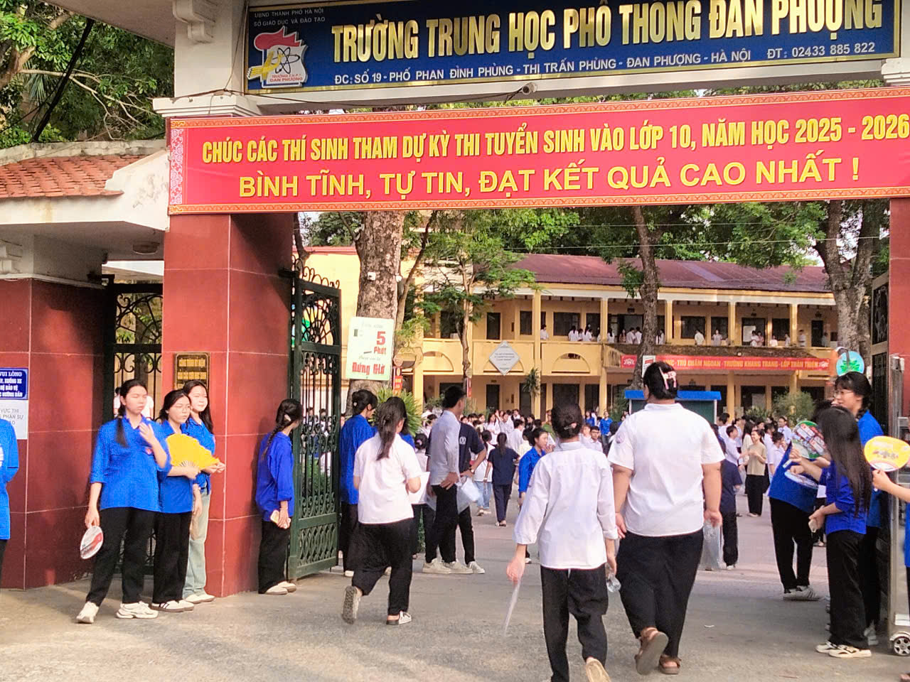 Hà Nội: Thời tiết mát mẻ, thí sinh Hà Nội tự tin bước vào phòng thi - ảnh 1