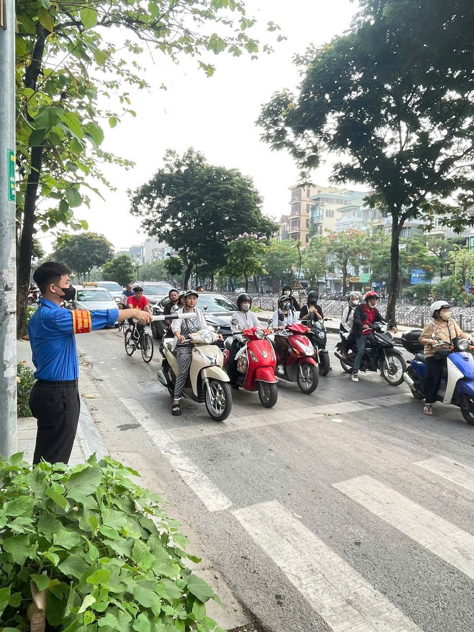 Nét đẹp áo xanh tình nguyện “tiếp sức mùa thi” - ảnh 11