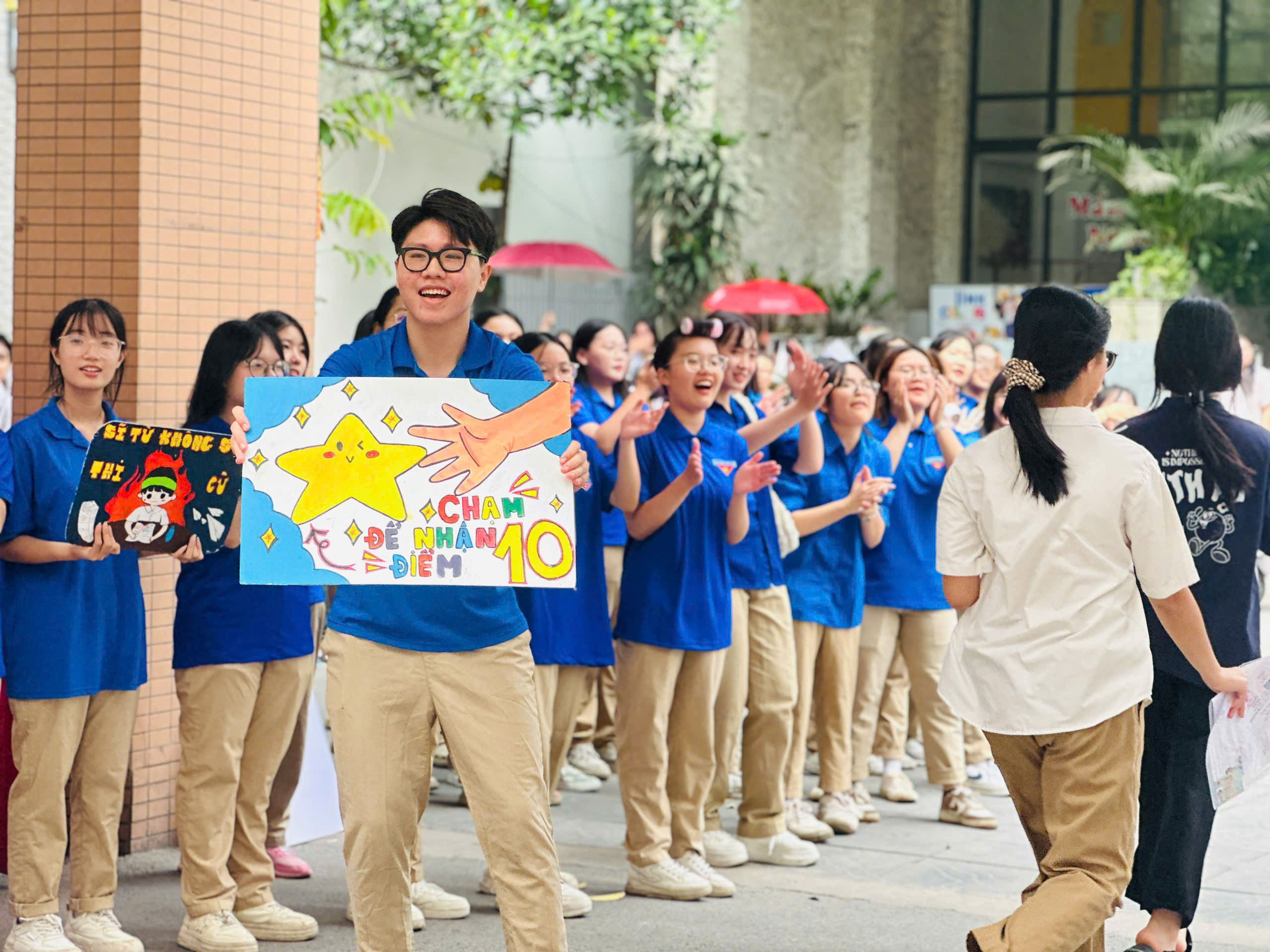 Nét đẹp áo xanh tình nguyện “tiếp sức mùa thi” - ảnh 8