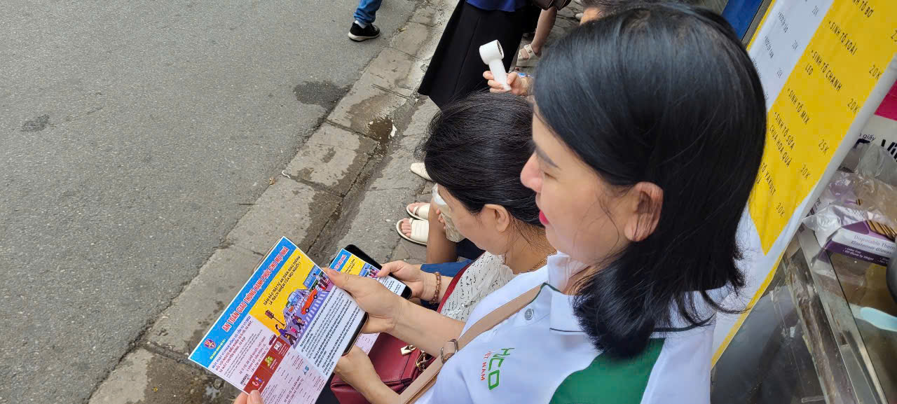Đảo đảm giao thông, hỗ trợ thí sinh trong ngày đầu tiên kỳ thi vào lớp 10 - ảnh 15