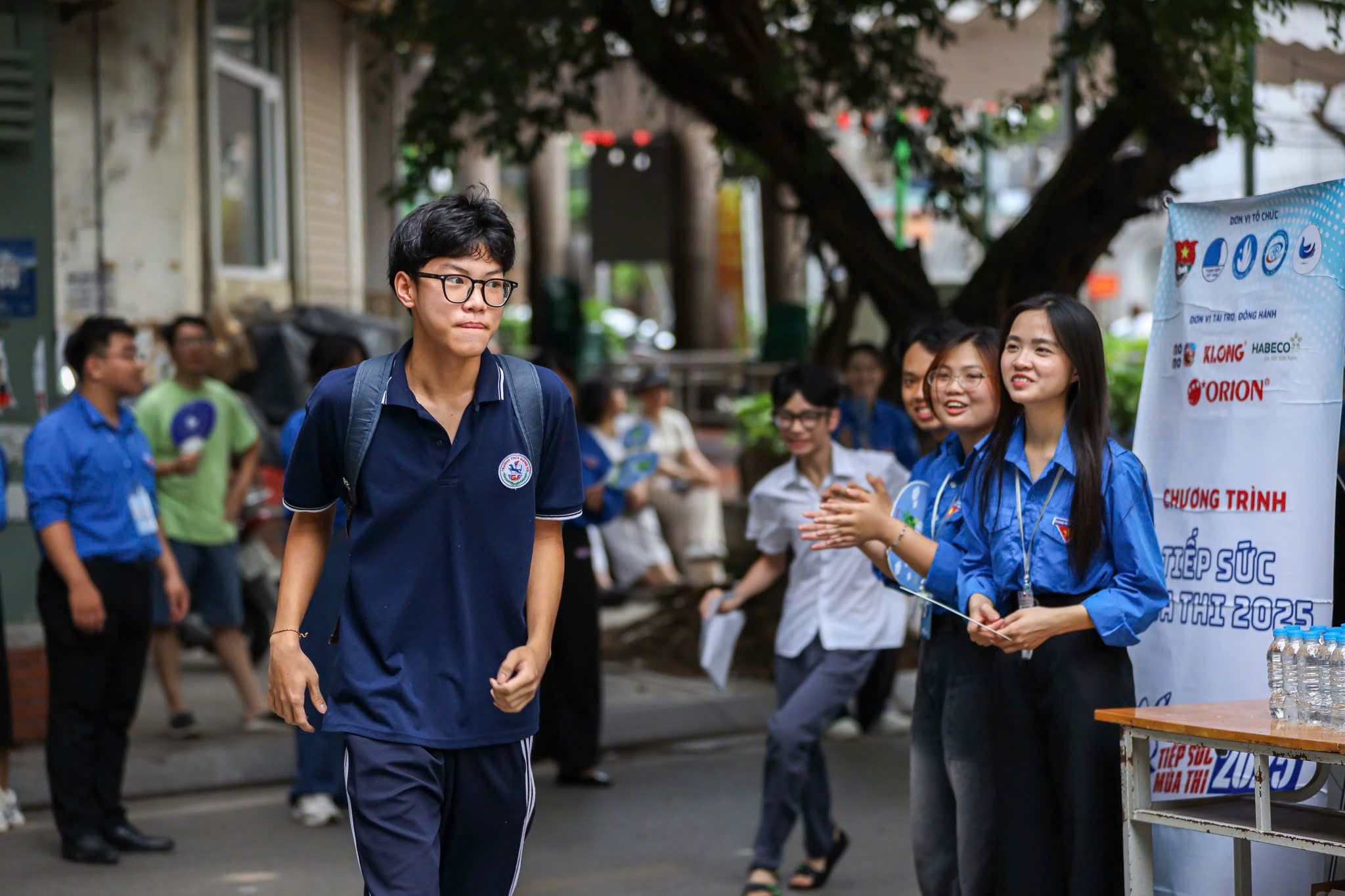 Nét đẹp áo xanh tình nguyện “tiếp sức mùa thi” - ảnh 1