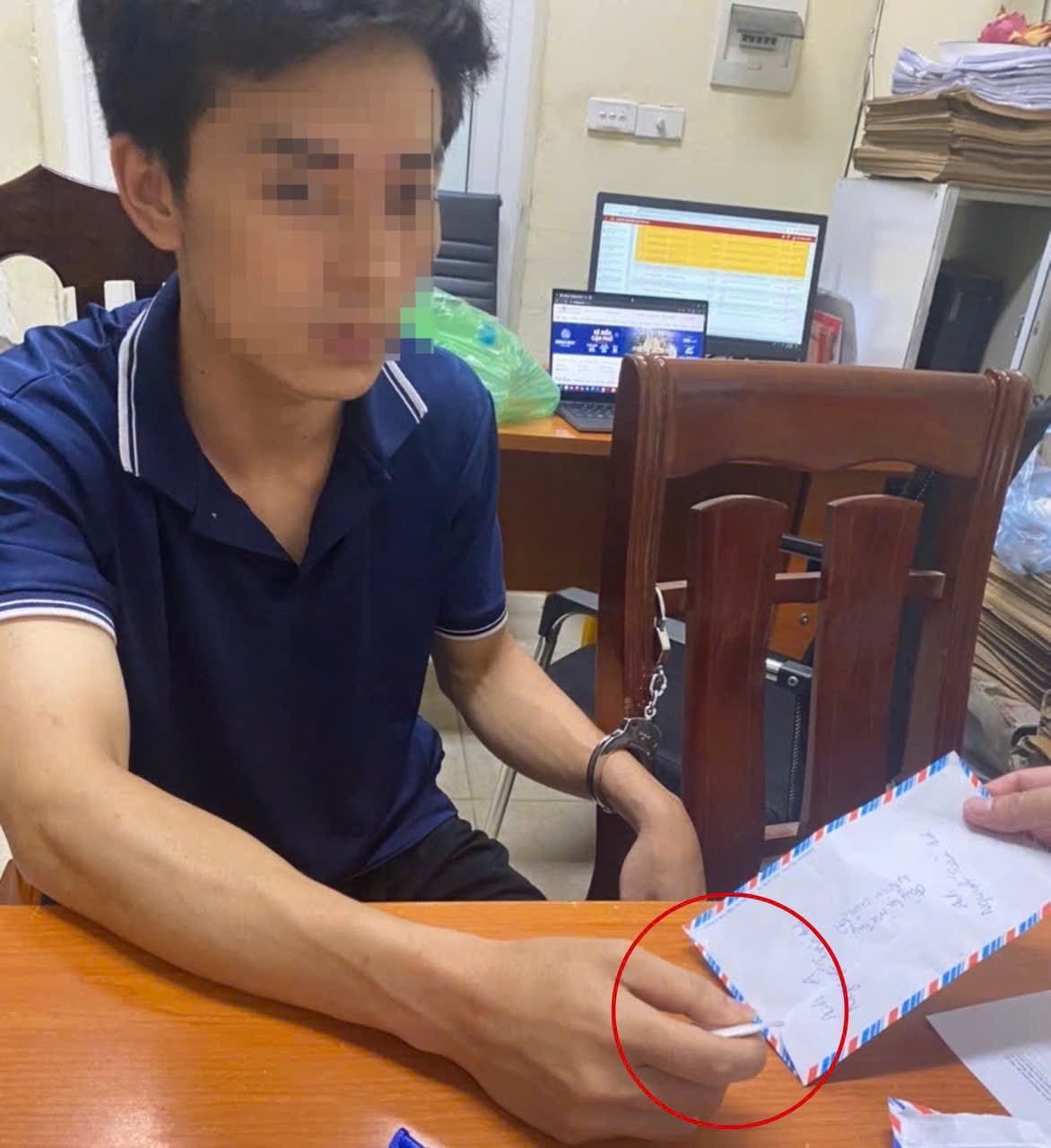 Hà Nội: Phát hiện thanh niên mang ma túy trên người khi tham gia giao thông - ảnh 1