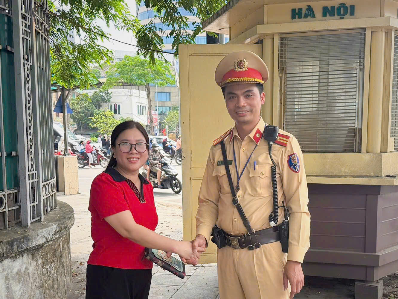 Rơi tài sản khi đi khám bệnh, người phụ nữ được CSGT liên hệ trao trả - ảnh 1