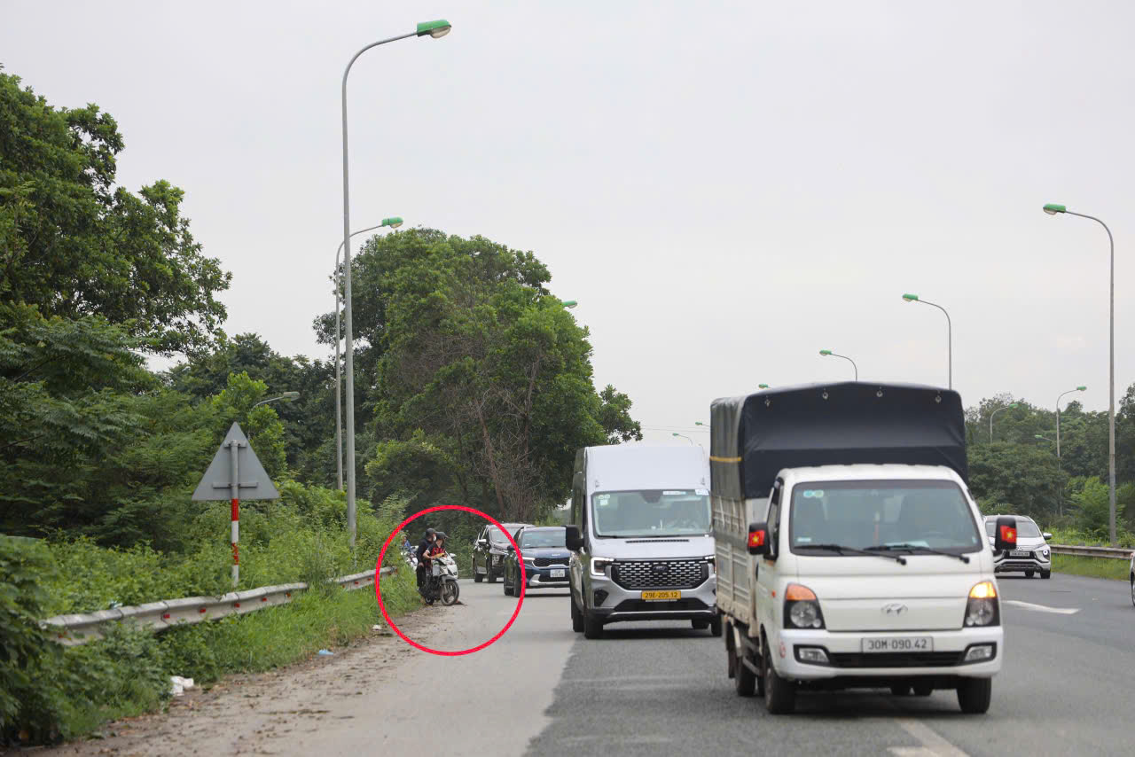 Hà Nội: Tăng cường kiểm soát, bảo đảm an toàn giao thông trên cao tốc Đại lộ Thăng Long - ảnh 2