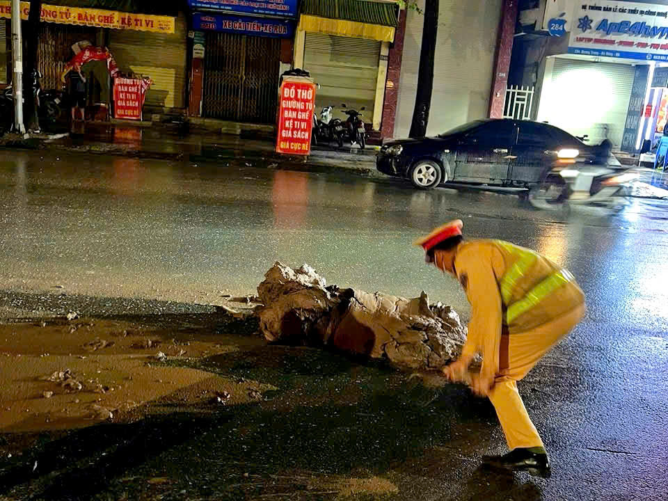 Cảnh sát giao thông Hà Nội: Nhân lên hành động đẹp về người chiến sĩ công an nhân dân - ảnh 3
