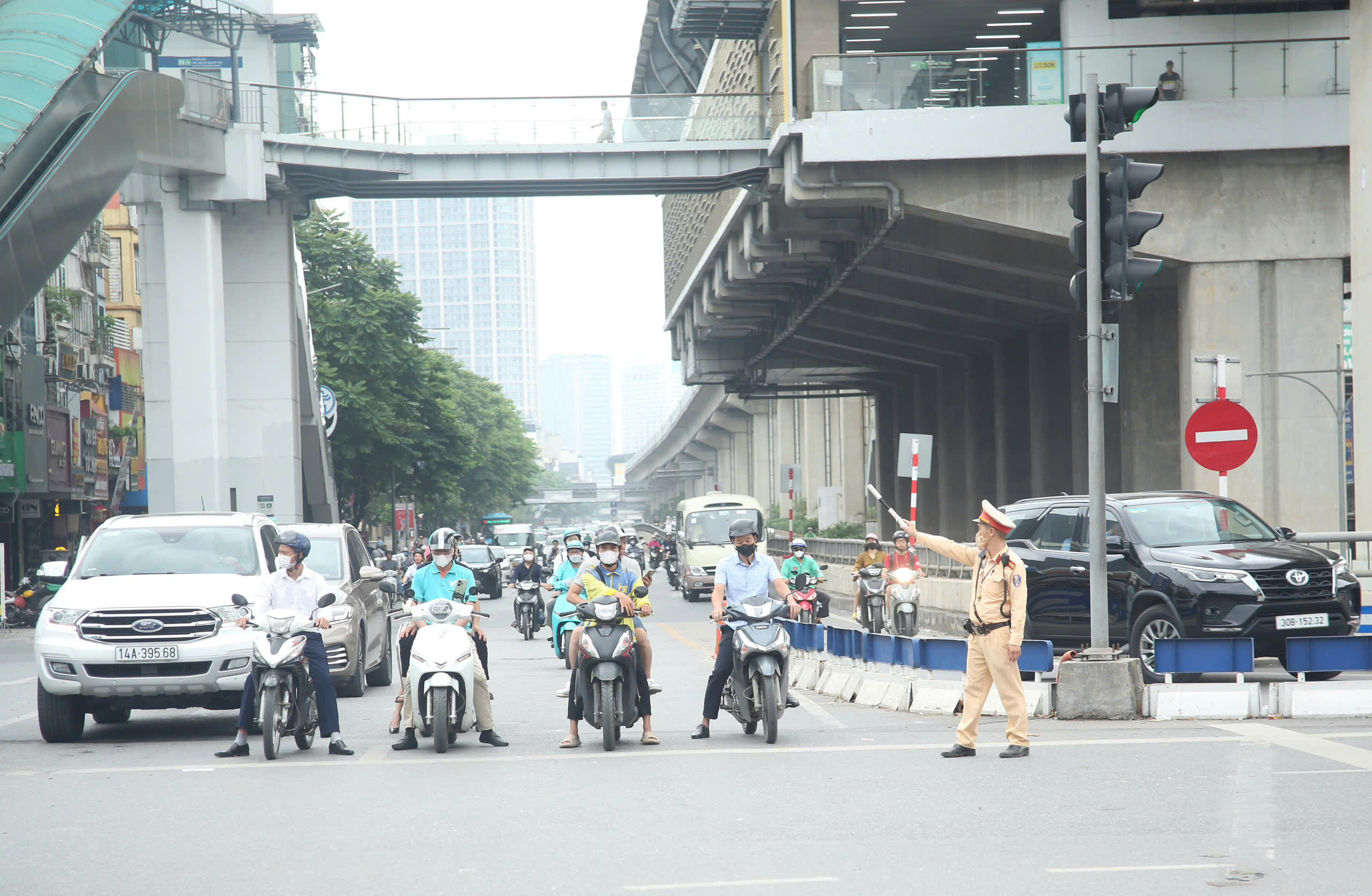 Hà Nội kiên quyết xử lý các trường hợp vi phạm đi trên vỉa hè - ảnh 1