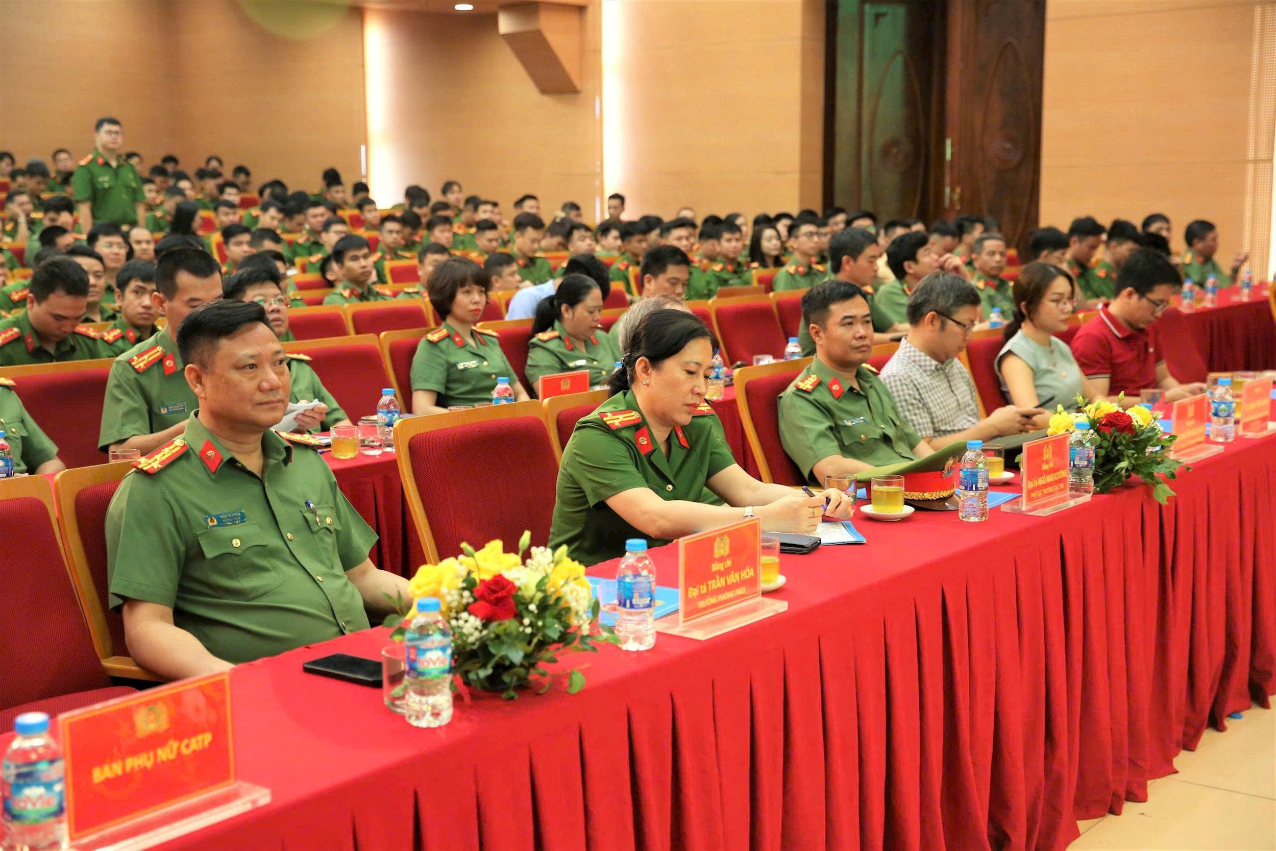 Hơn 7.500 cán bộ, chiến sĩ Công an Thủ đô hoàn thành khóa học “Bình dân học vụ số“ - ảnh 2