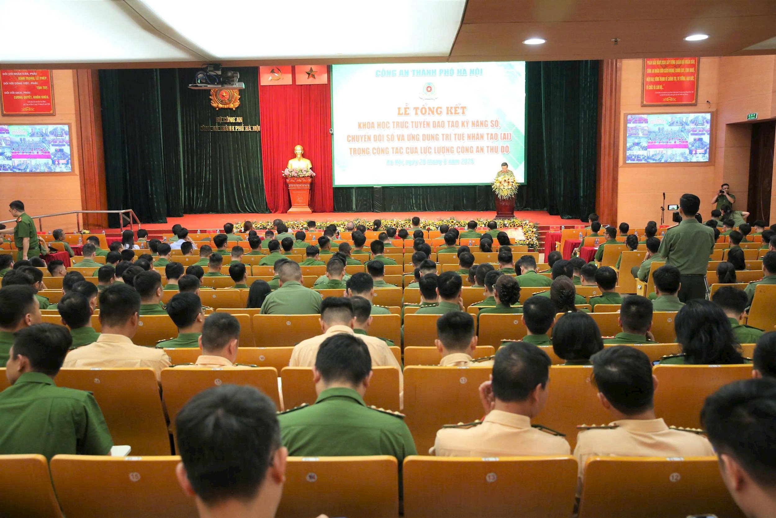 Hơn 7.500 cán bộ, chiến sĩ Công an Thủ đô hoàn thành khóa học “Bình dân học vụ số“ - ảnh 1