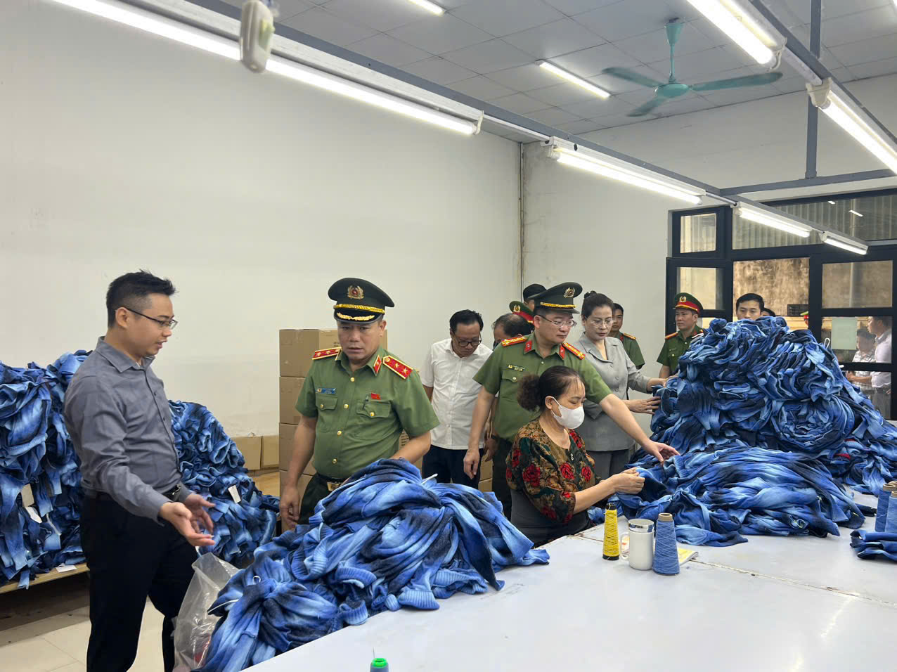 Giám đốc Công an Hà Nội đột xuất kiểm tra thực tế tình hình sản xuất, kinh doanh tại xã La Phù - ảnh 2