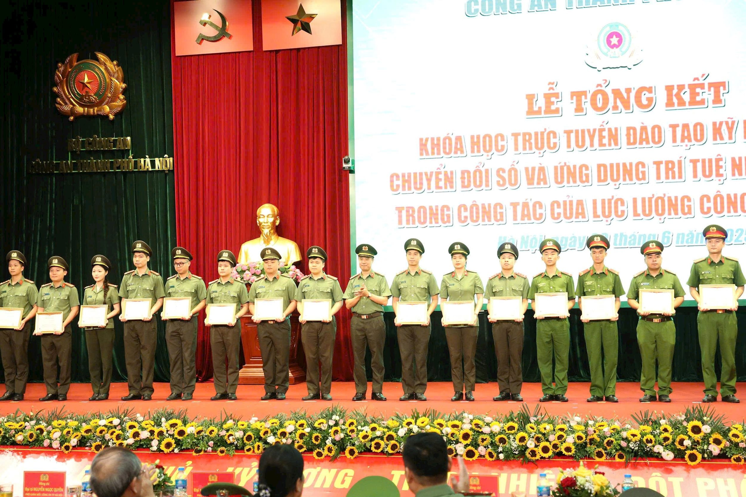 Hơn 7.500 cán bộ, chiến sĩ Công an Thủ đô hoàn thành khóa học “Bình dân học vụ số“ - ảnh 4