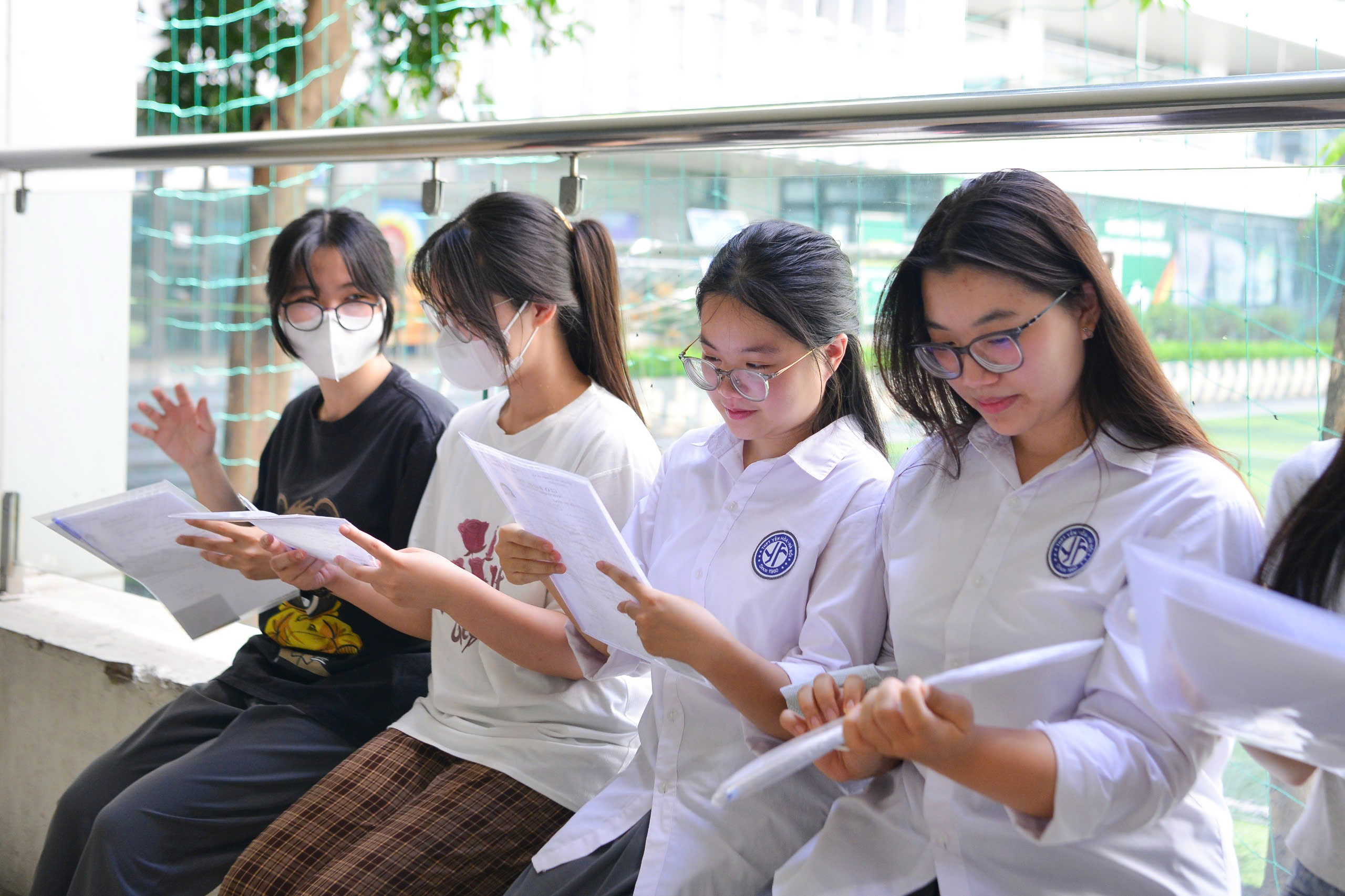 Thí sinh Hà Nội hoàn tất thủ tục dự thi tốt nghiệp THPT 2025 - ảnh 2