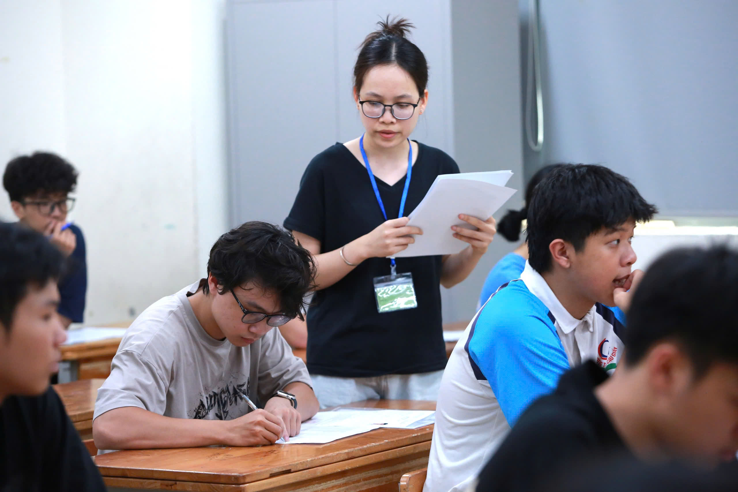 Thí sinh Hà Nội hoàn tất thủ tục dự thi tốt nghiệp THPT 2025 - ảnh 8