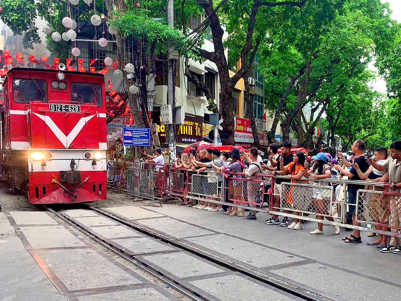 Hà Nội: Kiên quyết bảo đảm an toàn giao thông đường sắt tại khu vực “cà phê đường tàu” - ảnh 3