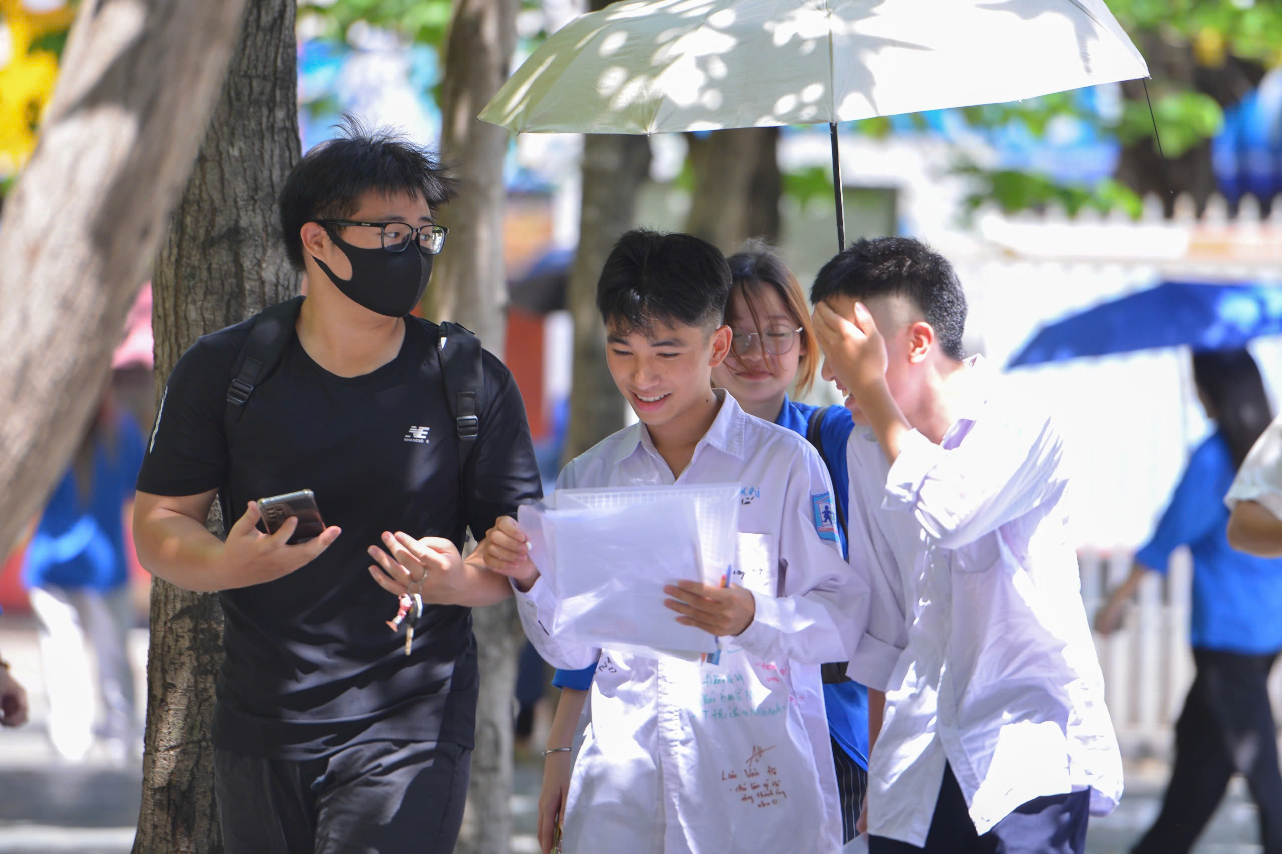 Thí sinh Hà Nội hoàn tất thủ tục dự thi tốt nghiệp THPT 2025 - ảnh 1