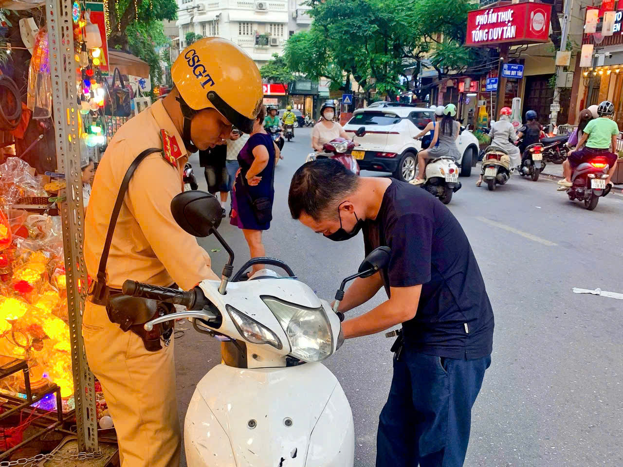 Hà Nội: Kiên quyết bảo đảm an toàn giao thông đường sắt tại khu vực “cà phê đường tàu” - ảnh 1