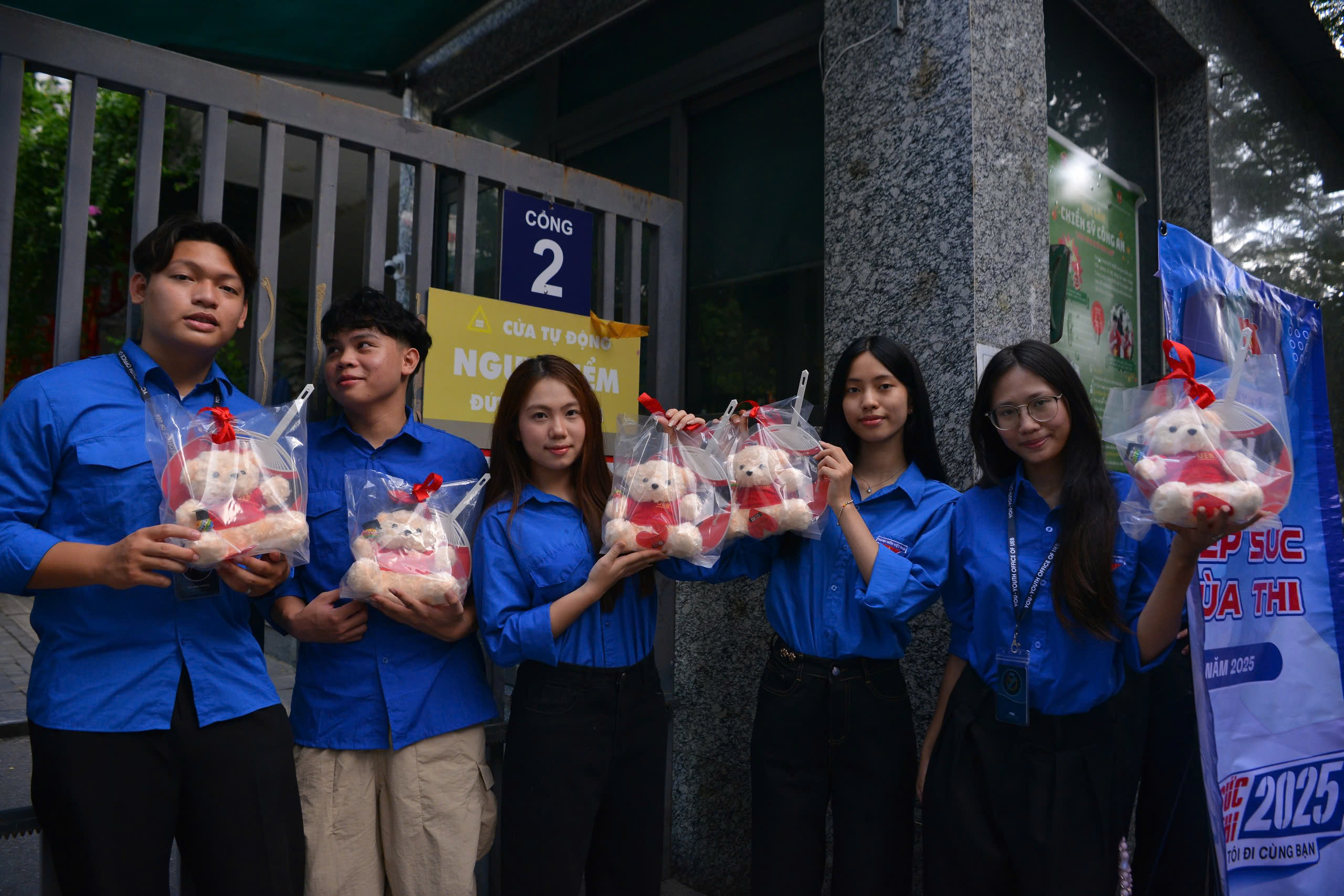 Hà Nội: Thí sinh thở phào, nhẹ nhõm sau môn thi đầu tiên - ảnh 2