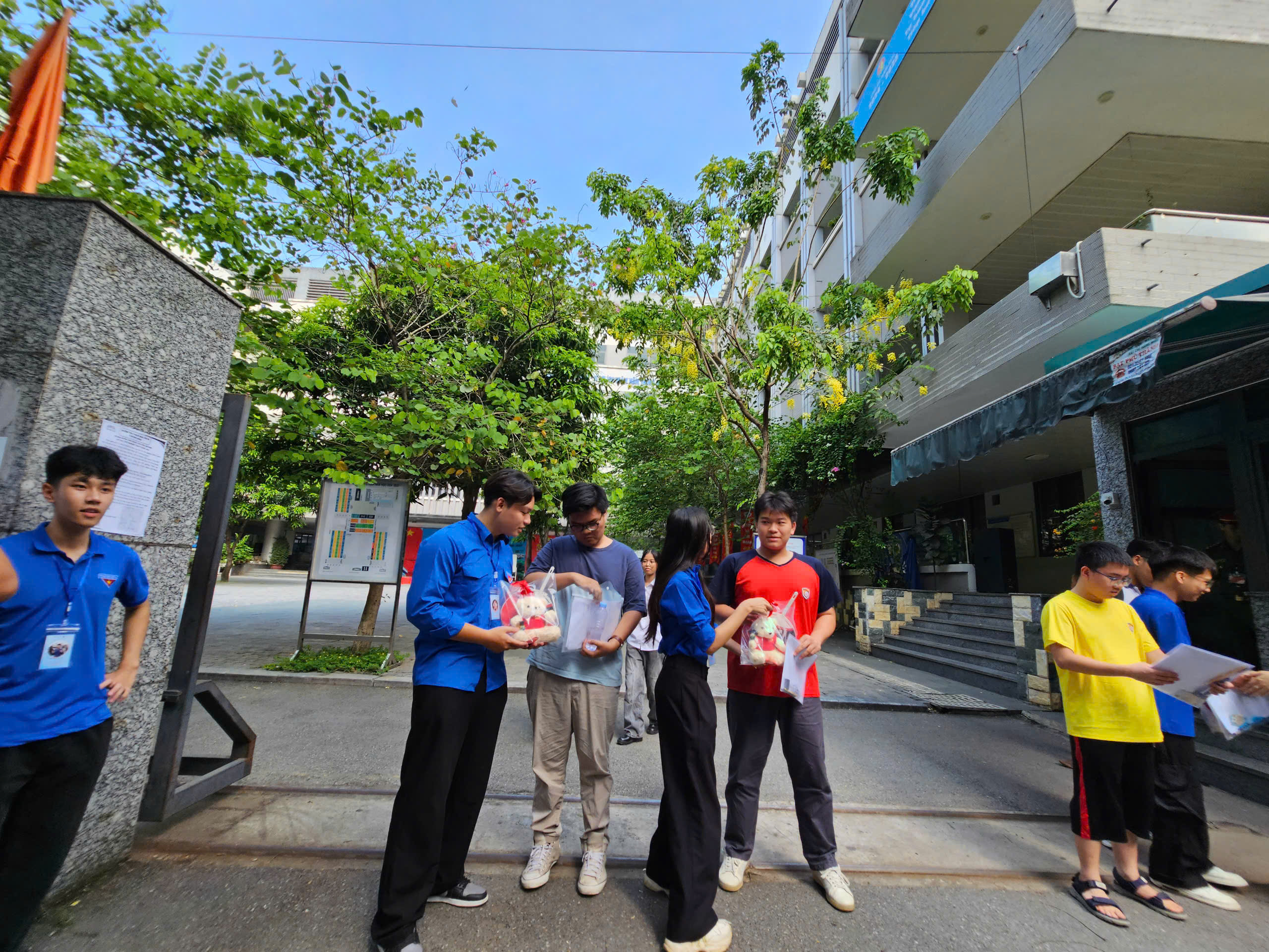 Hà Nội: Thí sinh thở phào, nhẹ nhõm sau môn thi đầu tiên - ảnh 3