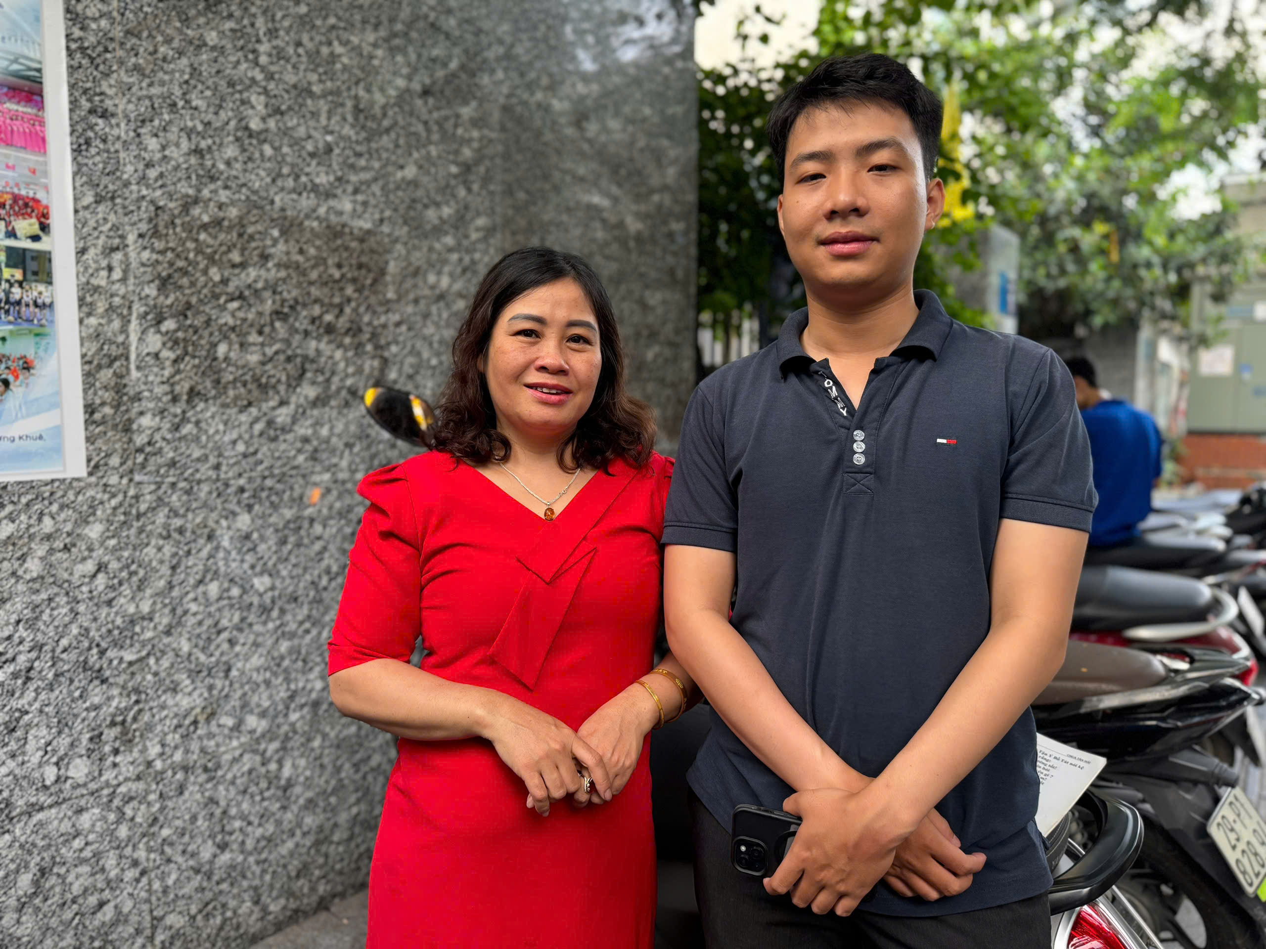 Ngoài cánh cổng trường, bố mẹ cũng