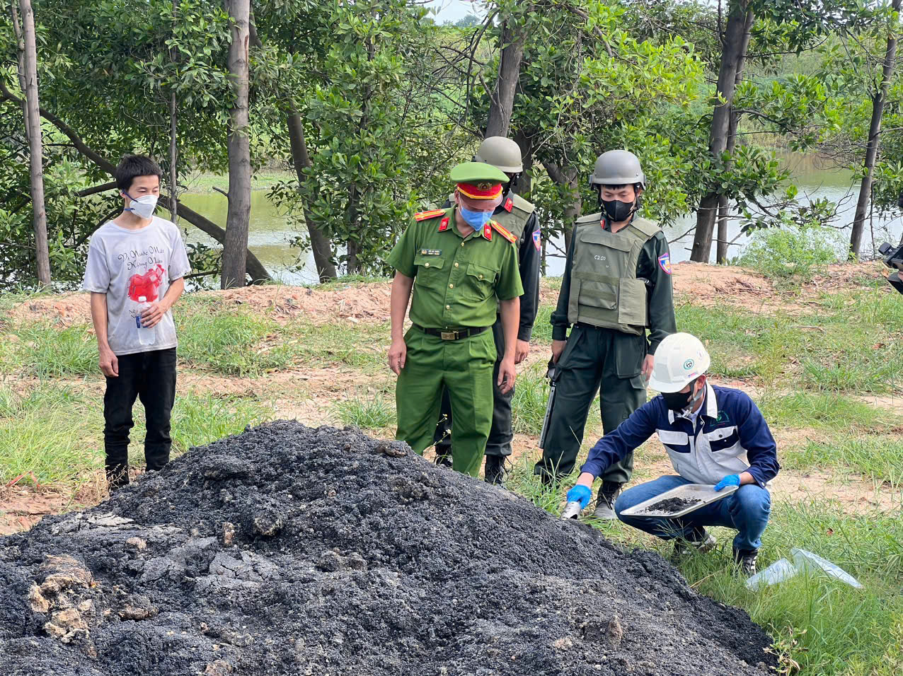 Hà Nội: Phát hiện vụ chôn, lấp chất thải công nghiệp số lượng lớn - ảnh 3