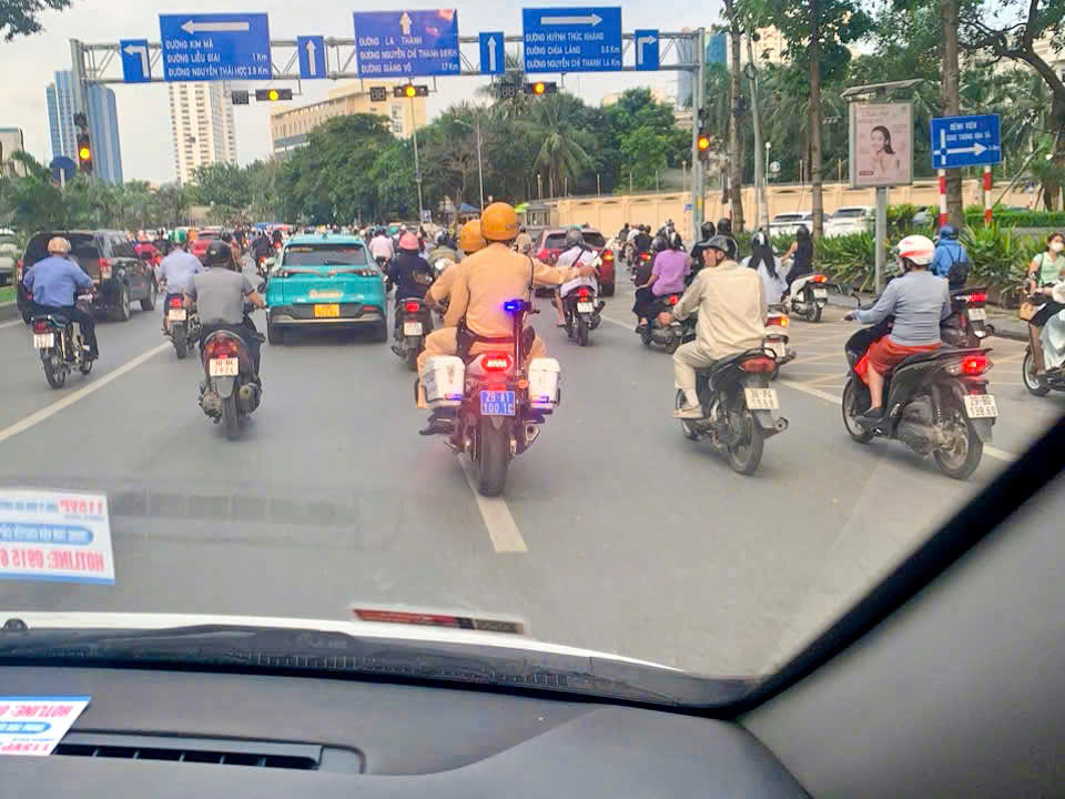 Hà Nội: CSGT dùng mô tô chuyên dụng mở đường đưa cháu bé đi cấp cứu - ảnh 1