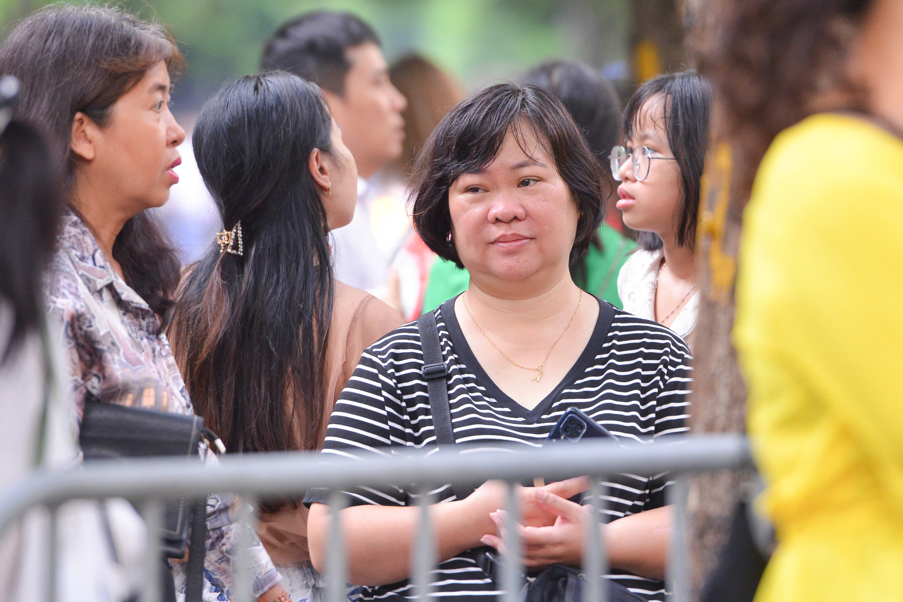 Ngoài cánh cổng trường, bố mẹ cũng