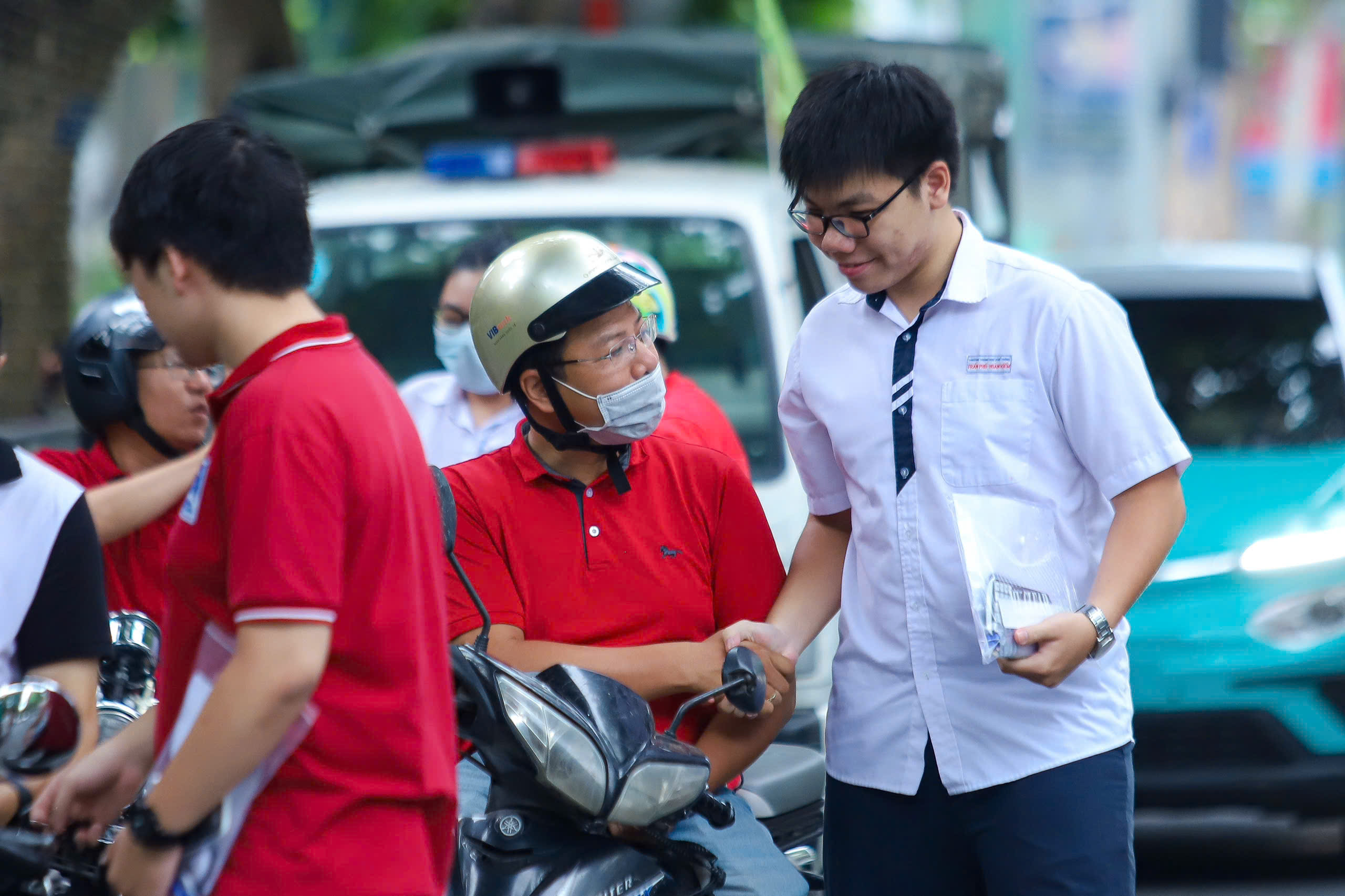 Ngoài cánh cổng trường, bố mẹ cũng