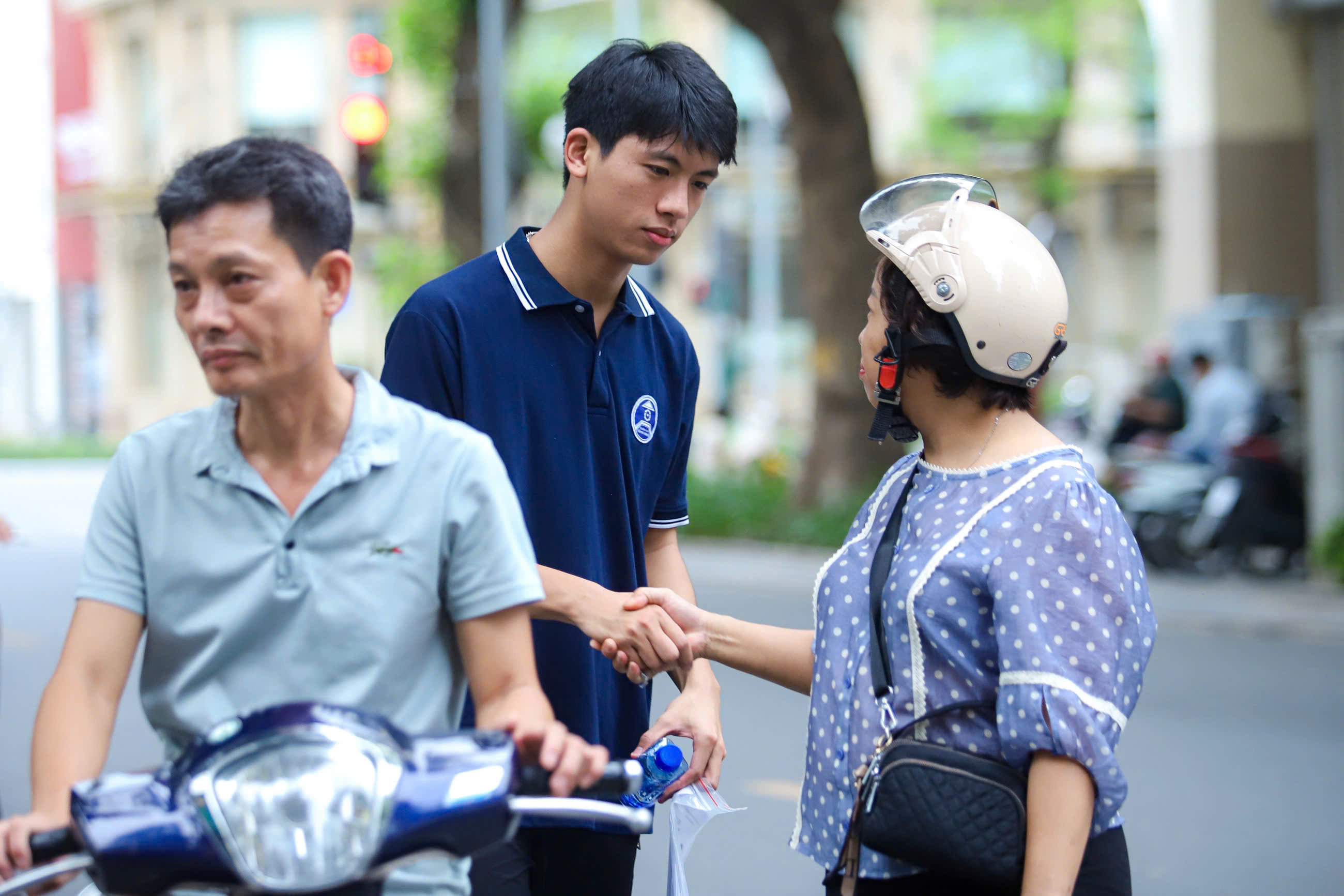 Ngoài cánh cổng trường, bố mẹ cũng