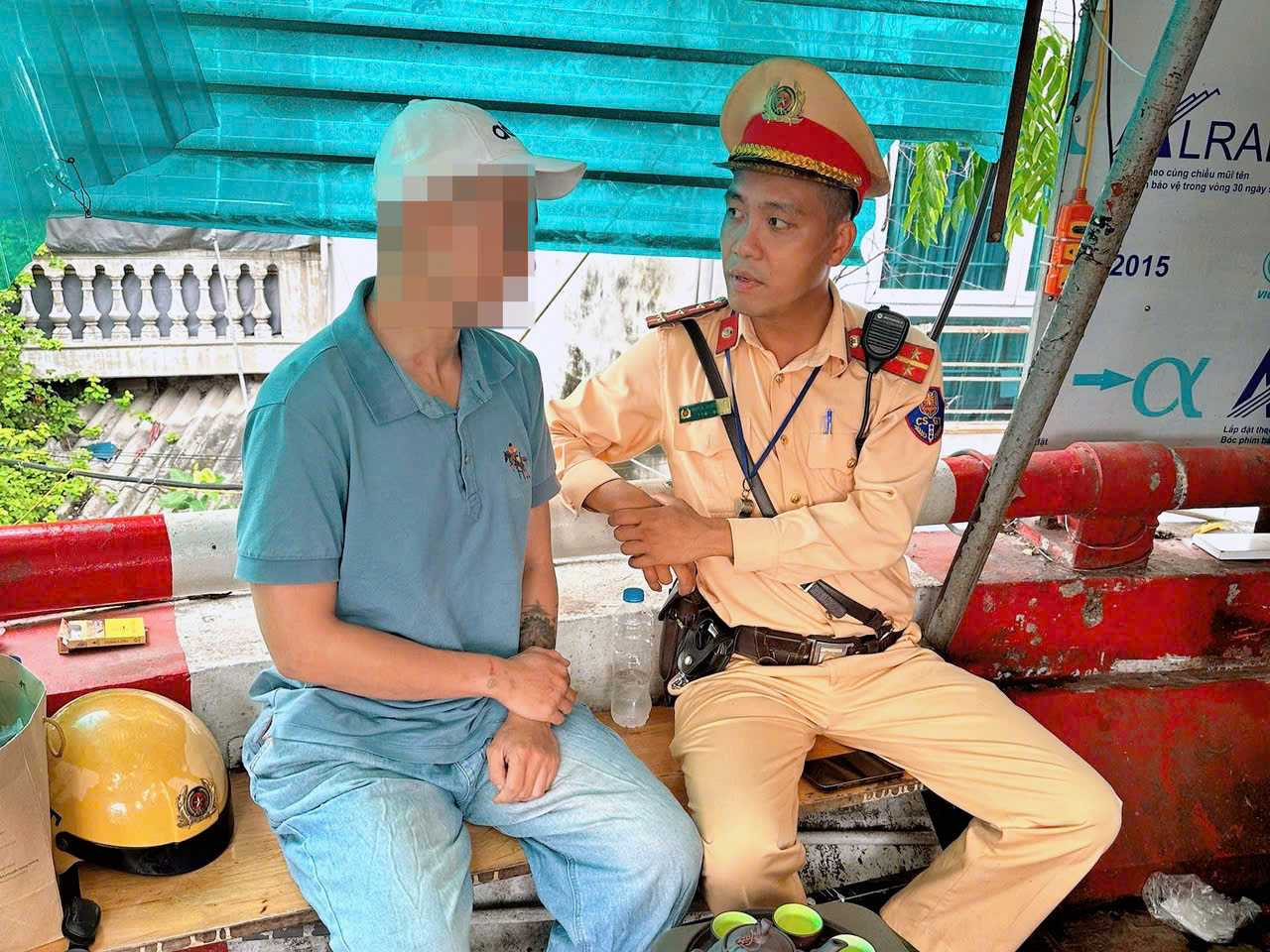 Hà Nội: Kịp thời ngăn cản nam thanh niên nhảy cầu Chương Dương - ảnh 1