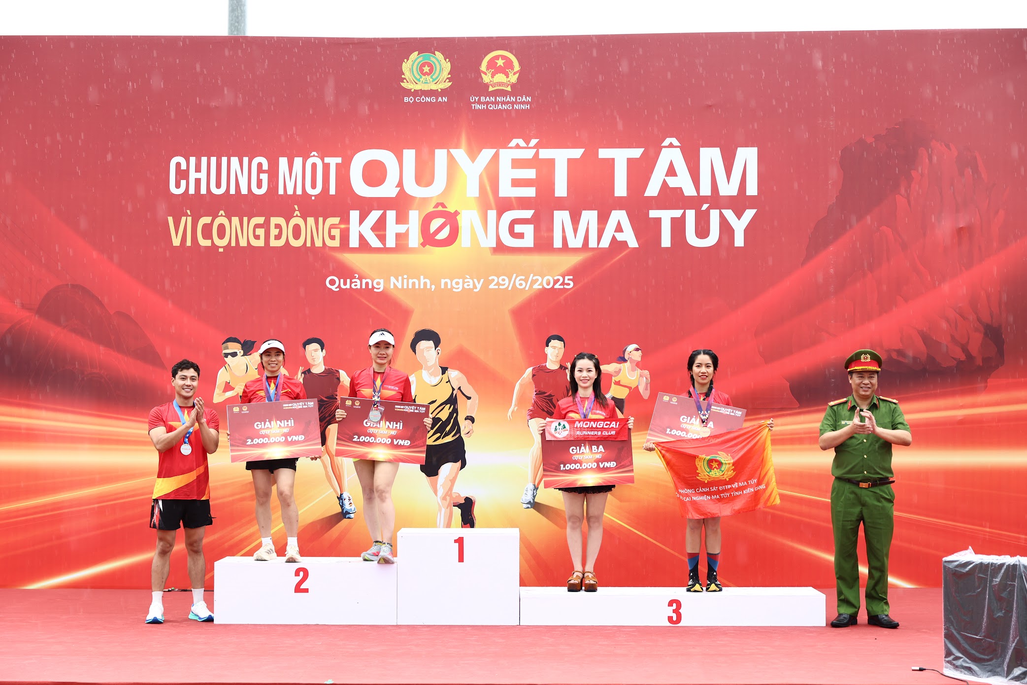 Vận động viên 85 tuổi chạy dưới cơn mưa nặng hạt tại Hạ Long - ảnh 4