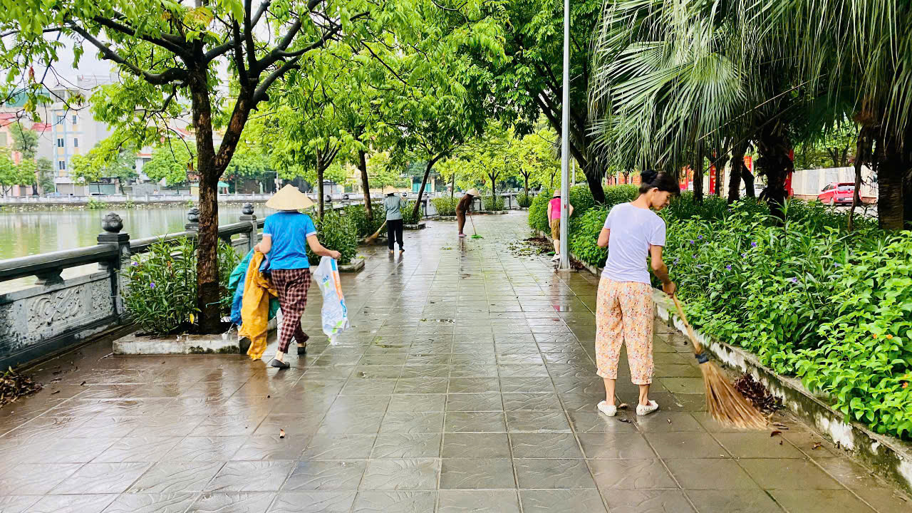 Phụ nữ phường Phú Diễn (mới) tổng vệ sinh môi trường, thiết thực chào mừng chính quyền địa phương 2 cấp - ảnh 2