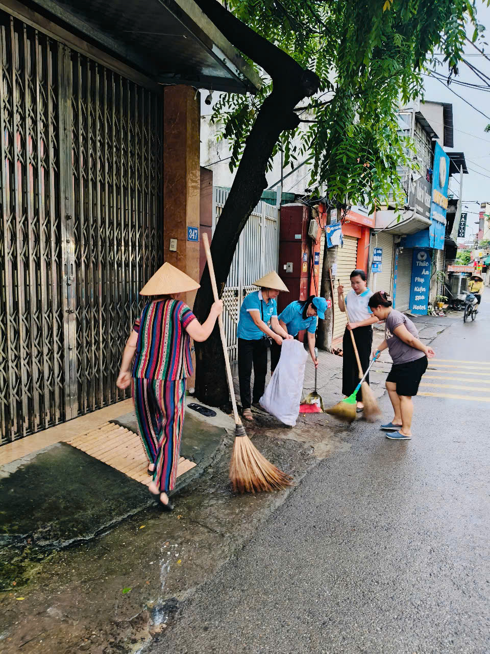 Phụ nữ phường Phú Diễn (mới) tổng vệ sinh môi trường, thiết thực chào mừng chính quyền địa phương 2 cấp - ảnh 3
