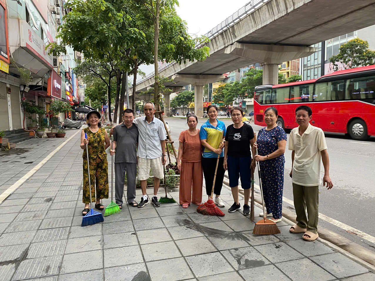 Phụ nữ phường Phú Diễn (mới) tổng vệ sinh môi trường, thiết thực chào mừng chính quyền địa phương 2 cấp - ảnh 7