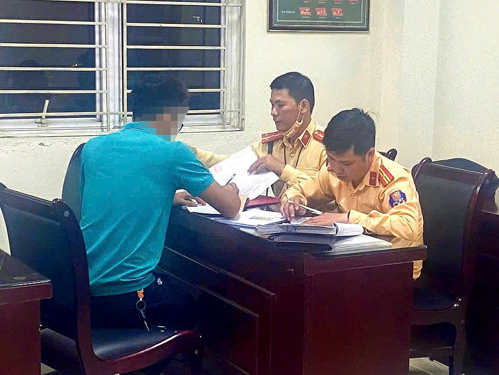 Hà Nội: Xác minh nóng, xử lý tài xế chở trẻ em trên thùng xe bán tải - ảnh 1