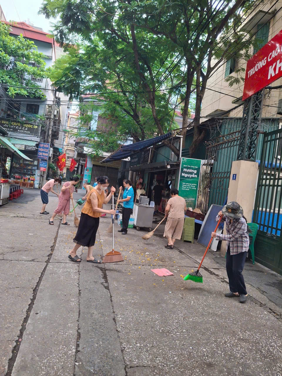 Phụ nữ phường Phú Diễn (mới) tổng vệ sinh môi trường, thiết thực chào mừng chính quyền địa phương 2 cấp - ảnh 1