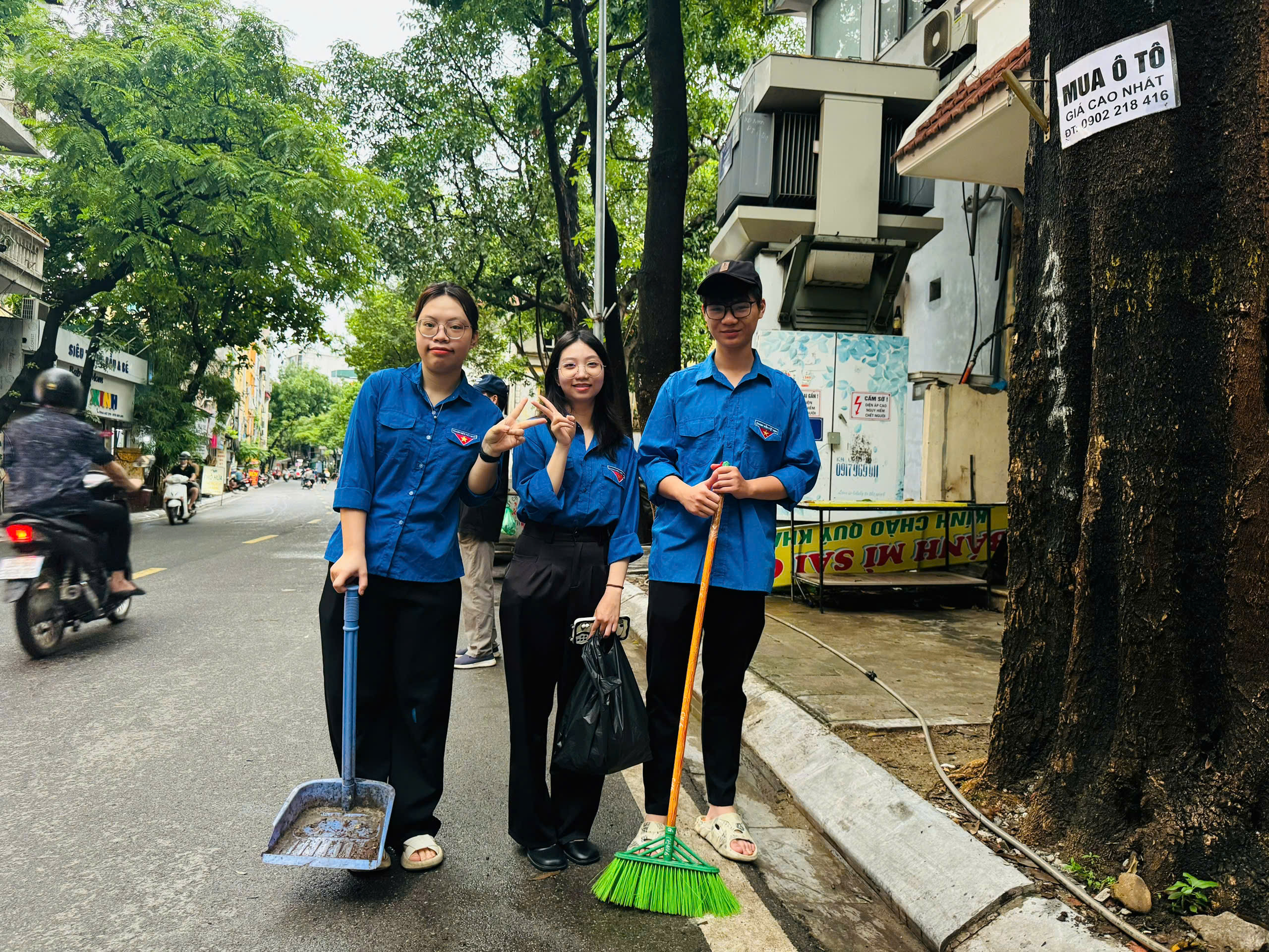 Ra quân vệ sinh môi trường, để Tây Hồ xanh - sạch - đẹp, sẵn sàng đón thời khắc quan trọng - ảnh 3
