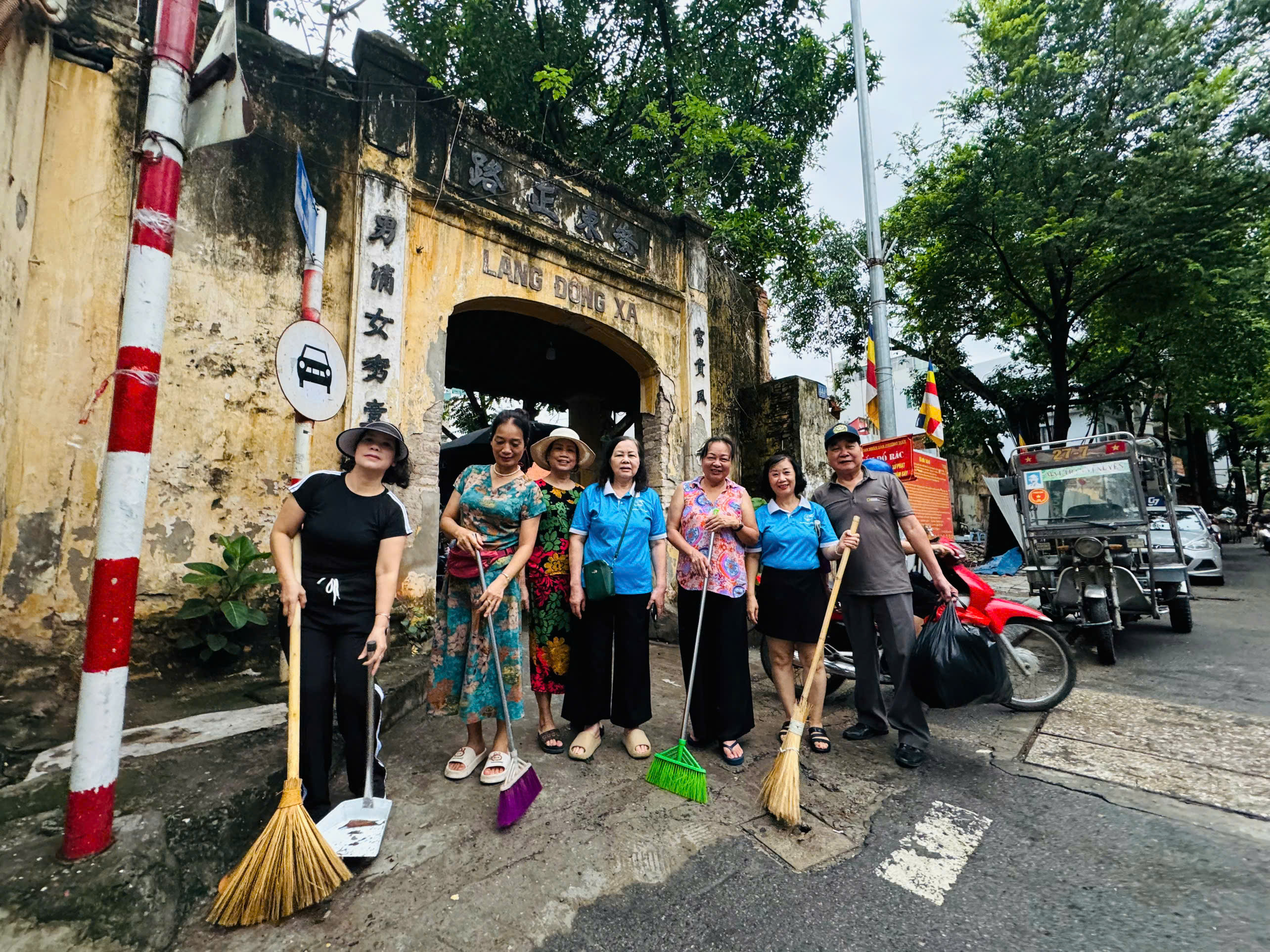 Ra quân vệ sinh môi trường, để Tây Hồ xanh - sạch - đẹp, sẵn sàng đón thời khắc quan trọng - ảnh 1