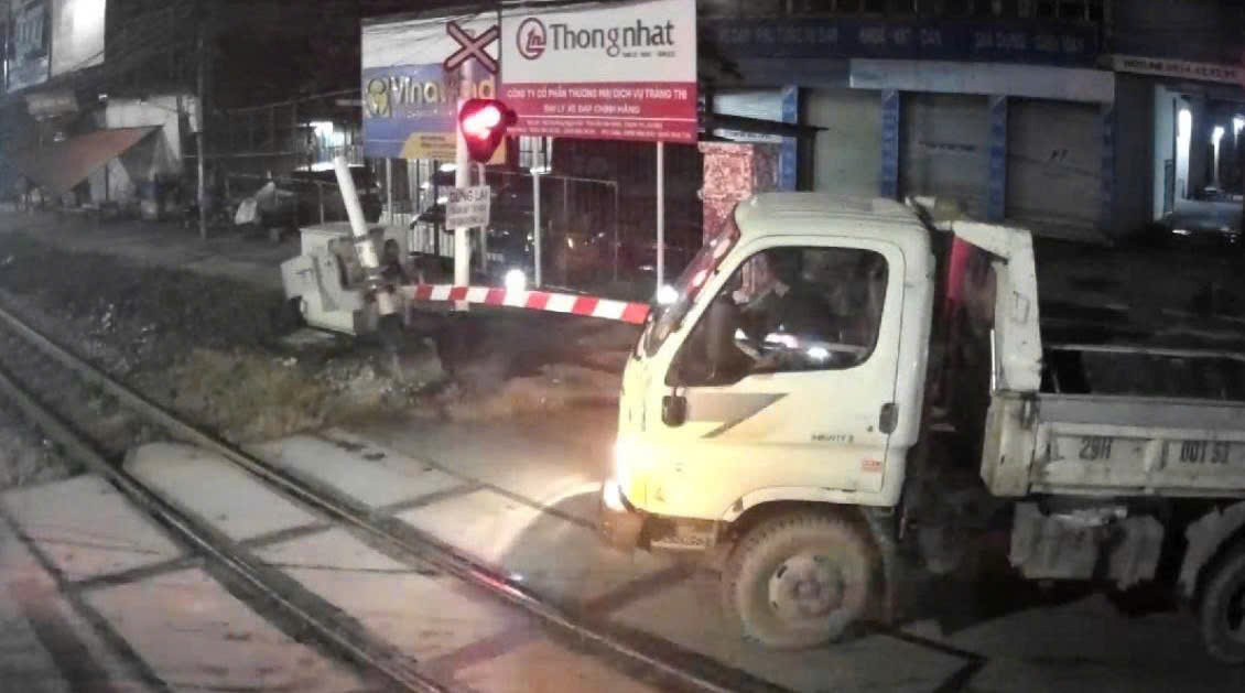 Hà Nội: Xử lý tài xế xe tải vượt đường ngang, đâm gãy barie - ảnh 1