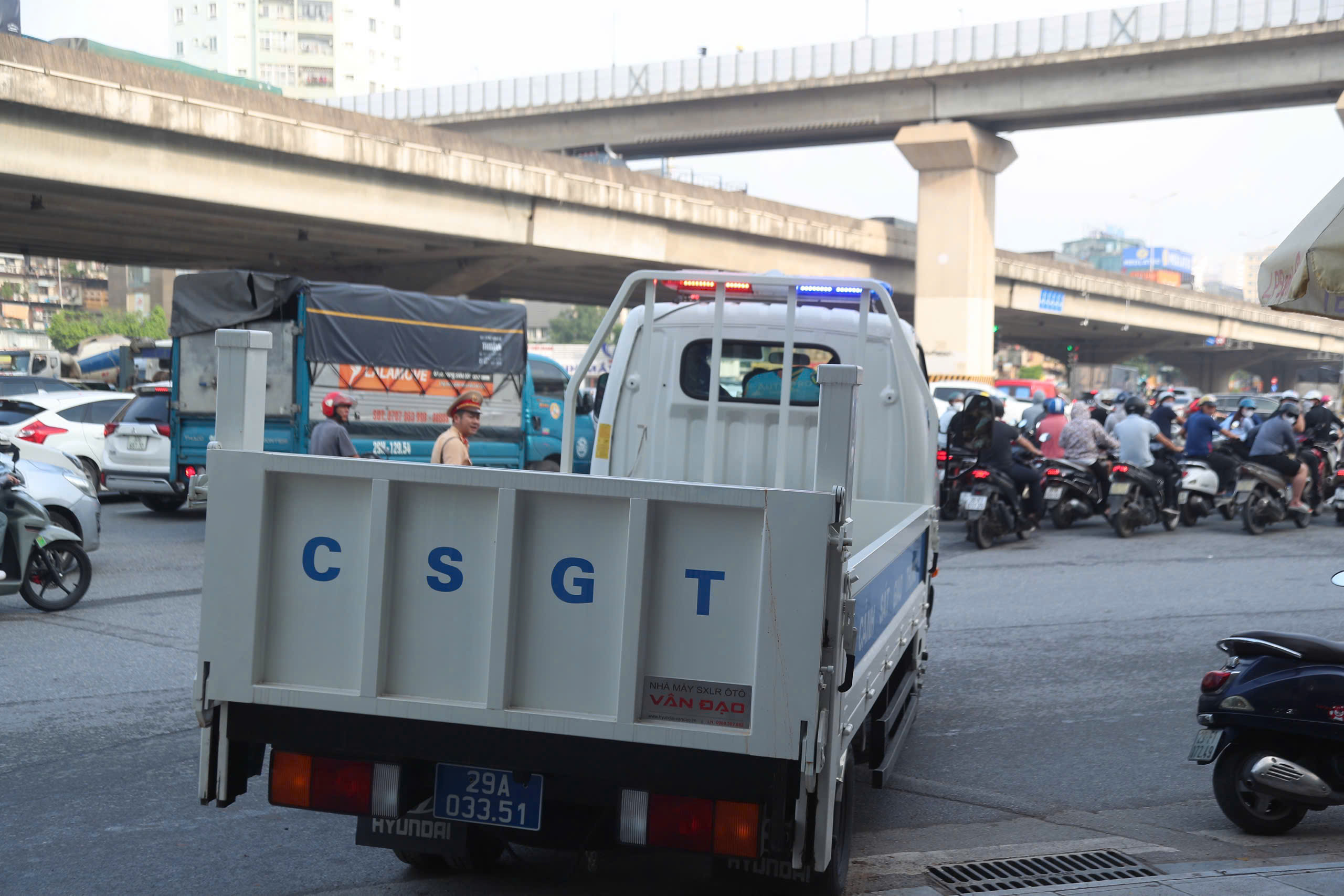 CSGT Hà Nội dùng xe chuyên dụng đưa cháu bé sốt cao đi cấp cứu - ảnh 1