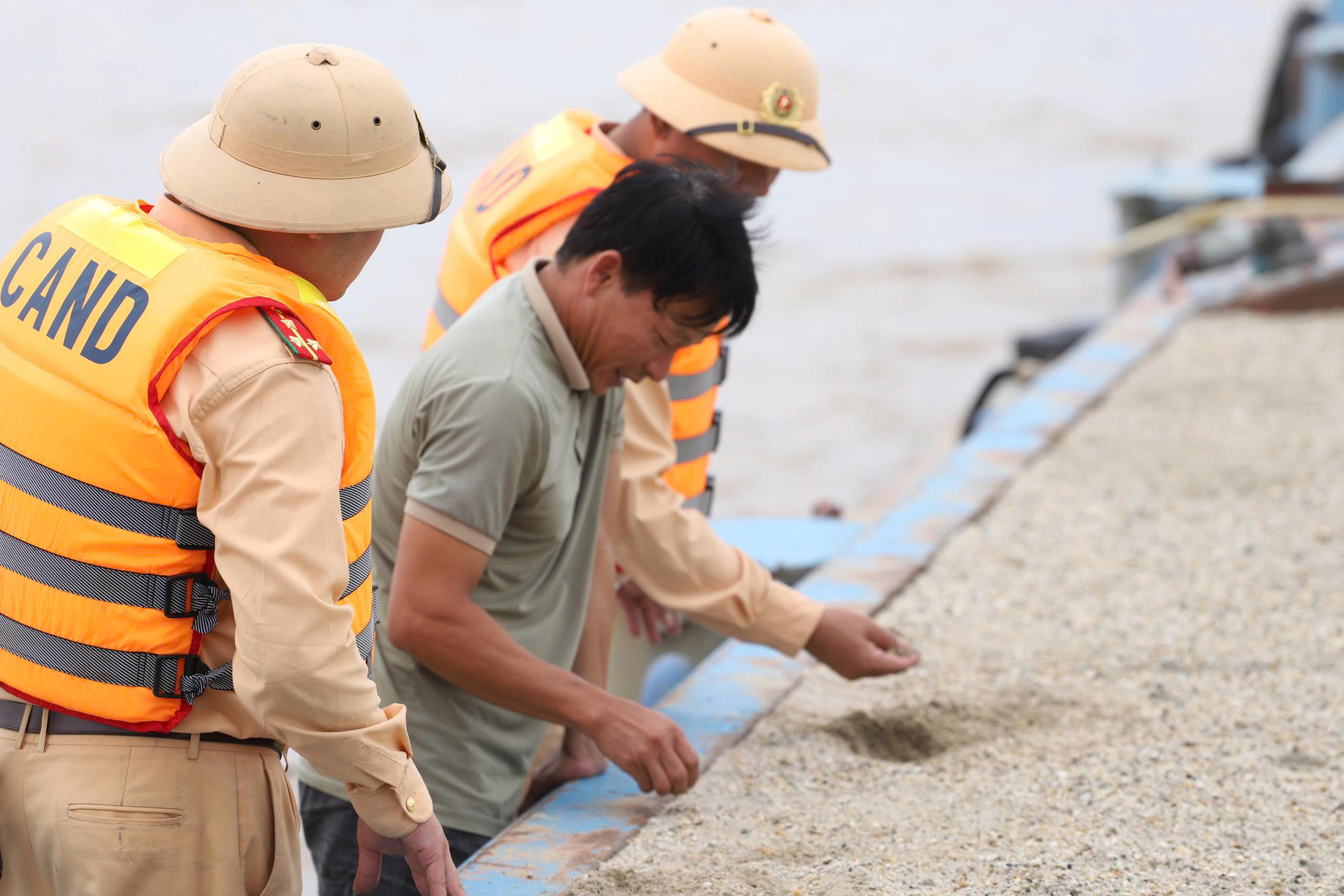Hà Nội: Triển khai các giải pháp đảm bảo an toàn giao thông đường thuỷ trong mùa mưa lũ - ảnh 2