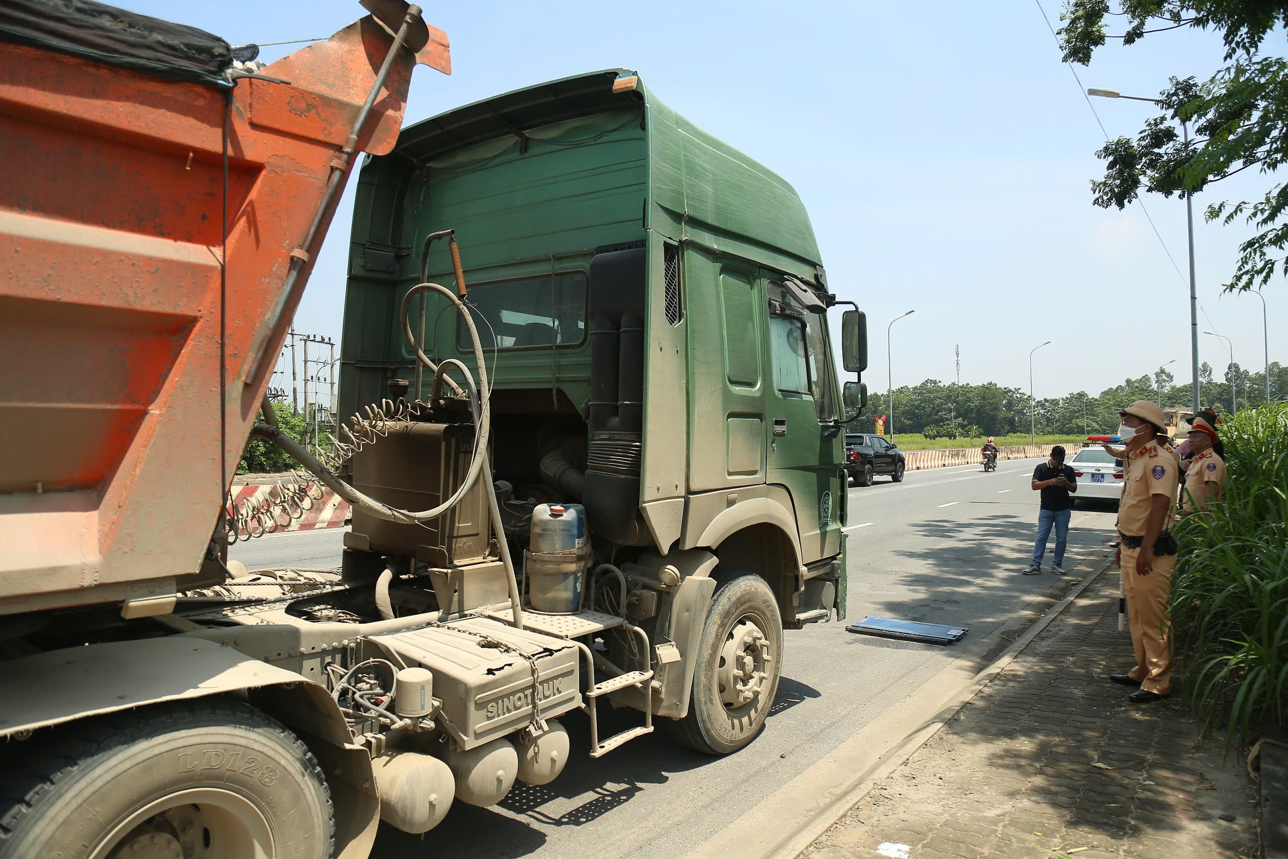 Hà Nội kiên quyết xử lý xe quá tải trên Quốc lộ 32 - ảnh 4
