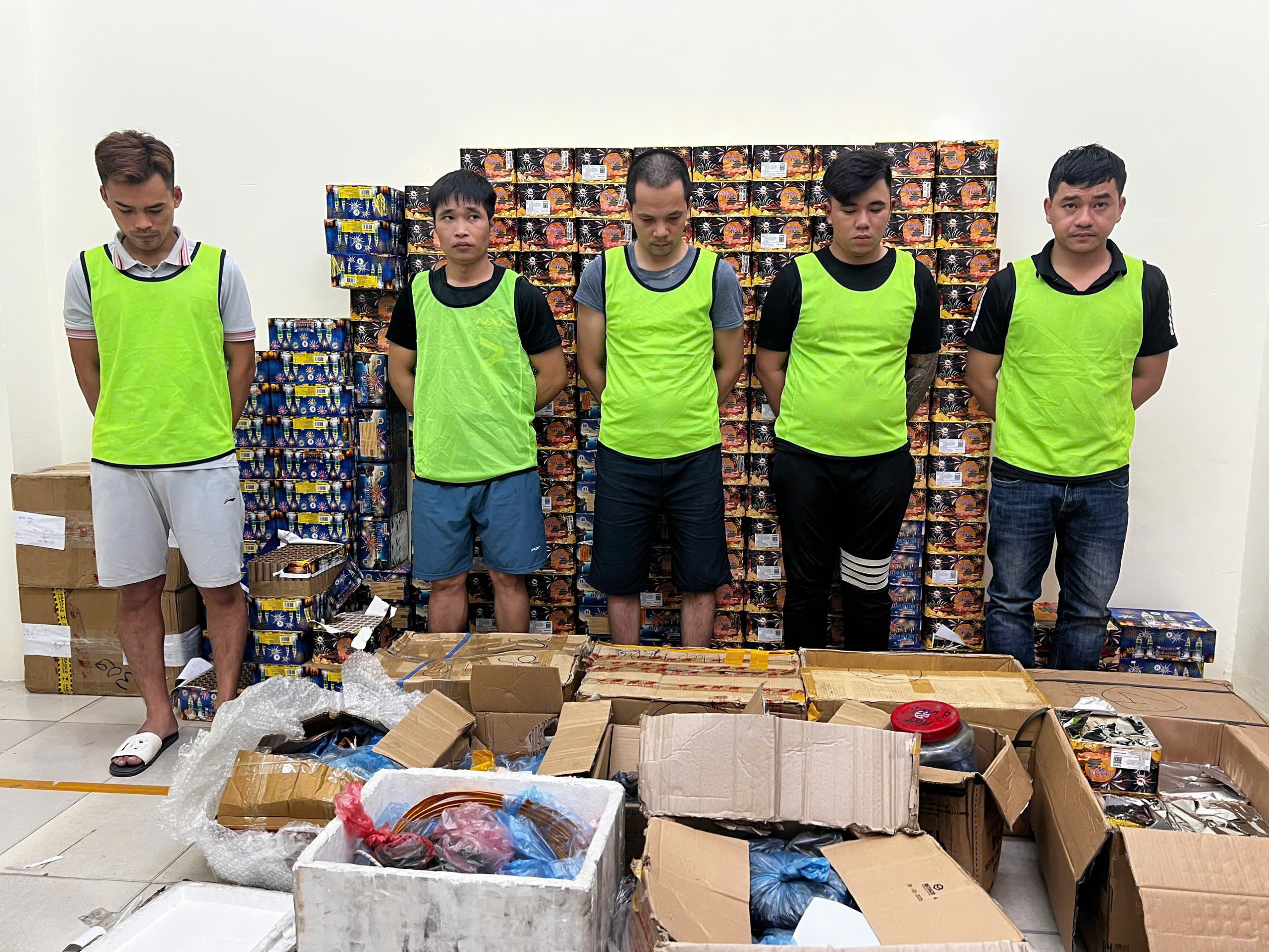 Hà Nội: Triệt phá đường dây sản xuất, tiêu thụ gần 1 tấn pháo nổ liên tỉnh - ảnh 1